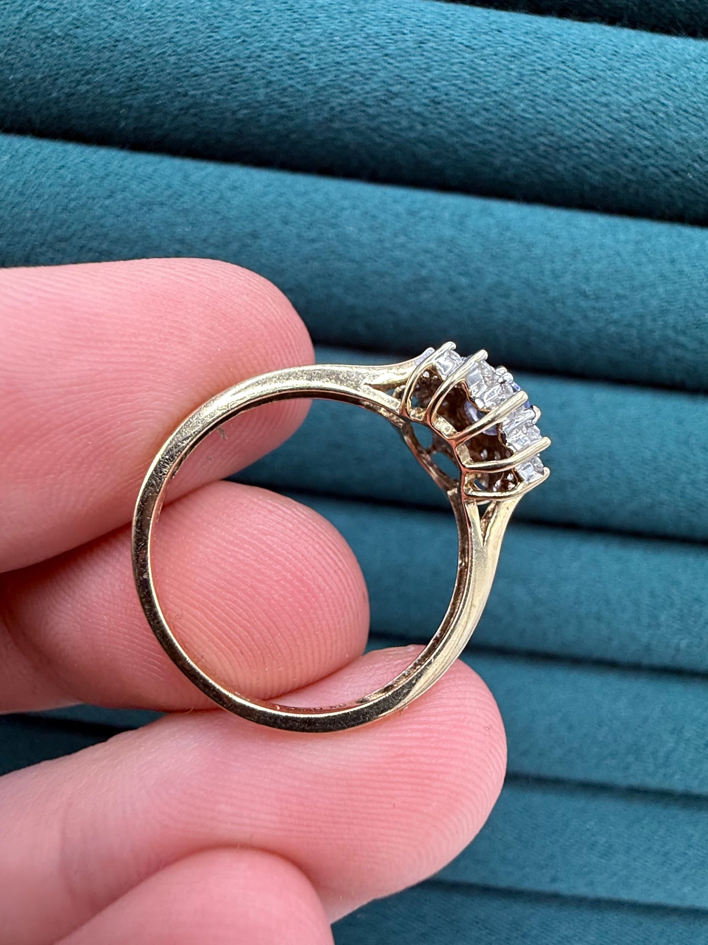 9ct gold tanzanite and diamond cluster ring