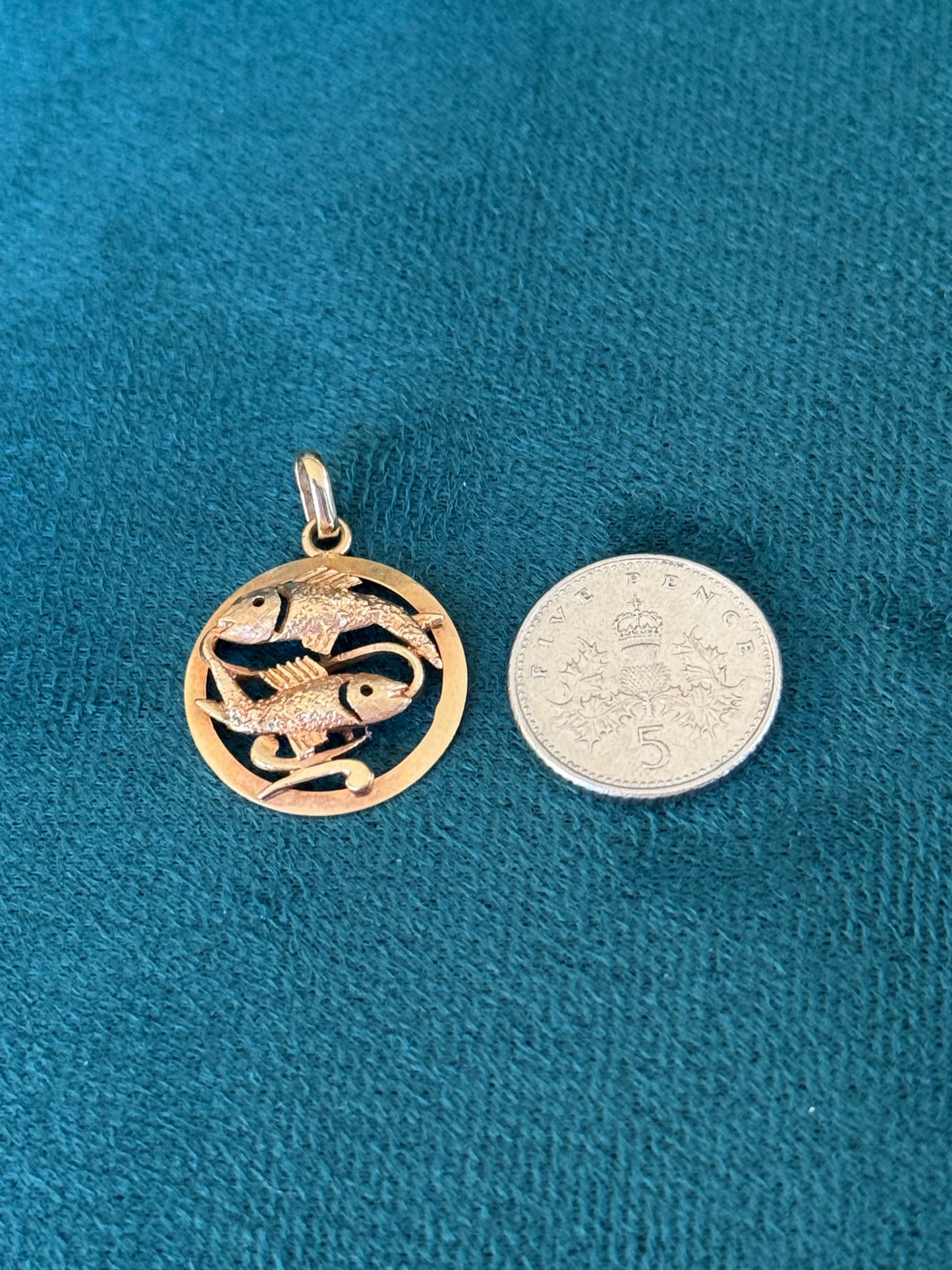 9ct gold fish pendant