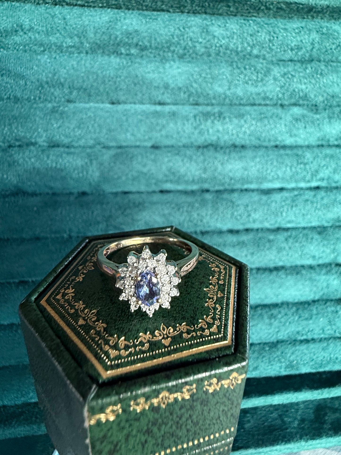 9ct gold tanzanite and diamond cluster ring