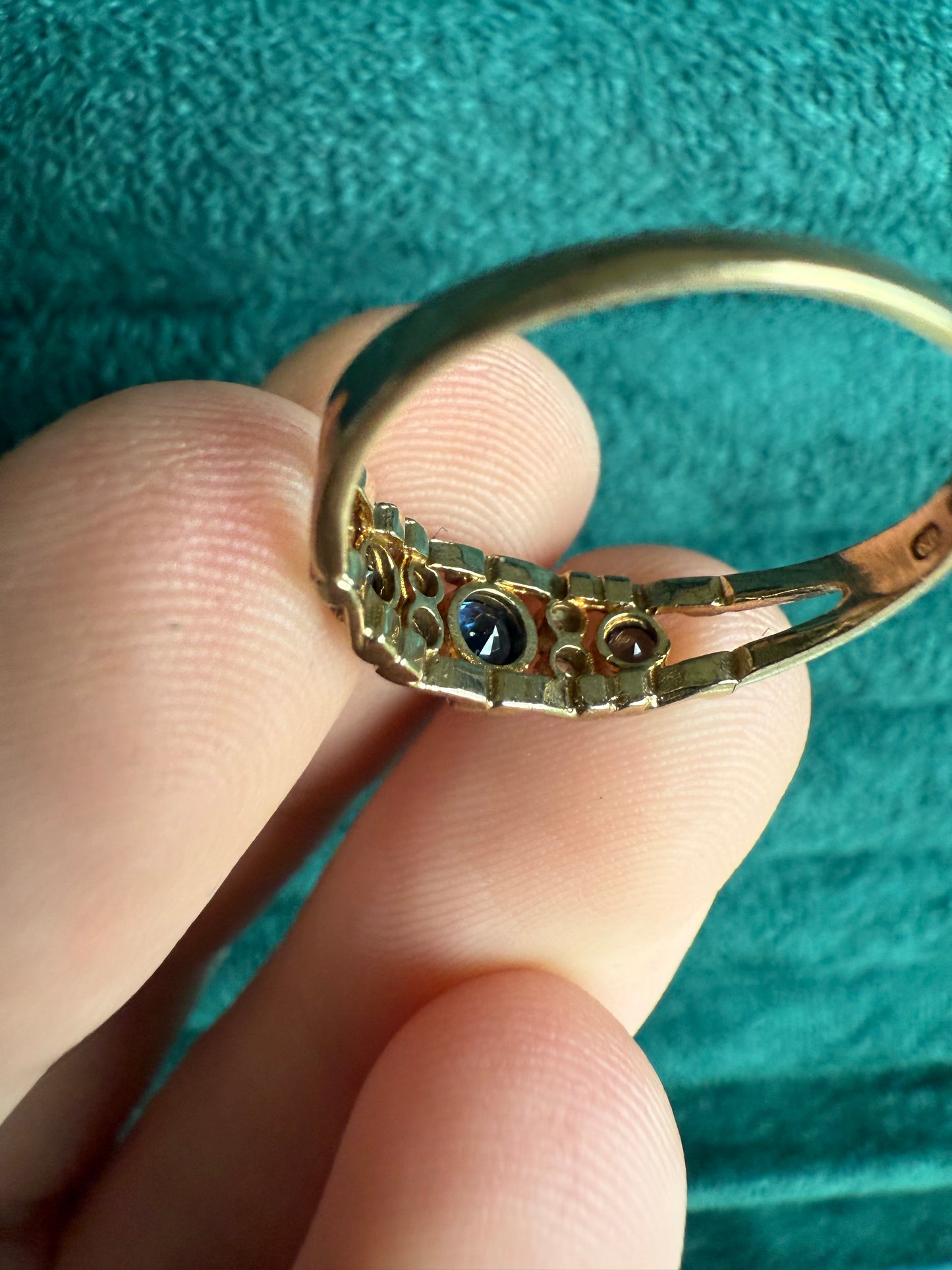 9ct gold sapphire and diamond ring