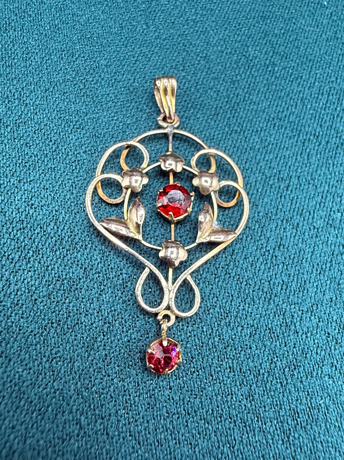 9ct gold garnet pendant