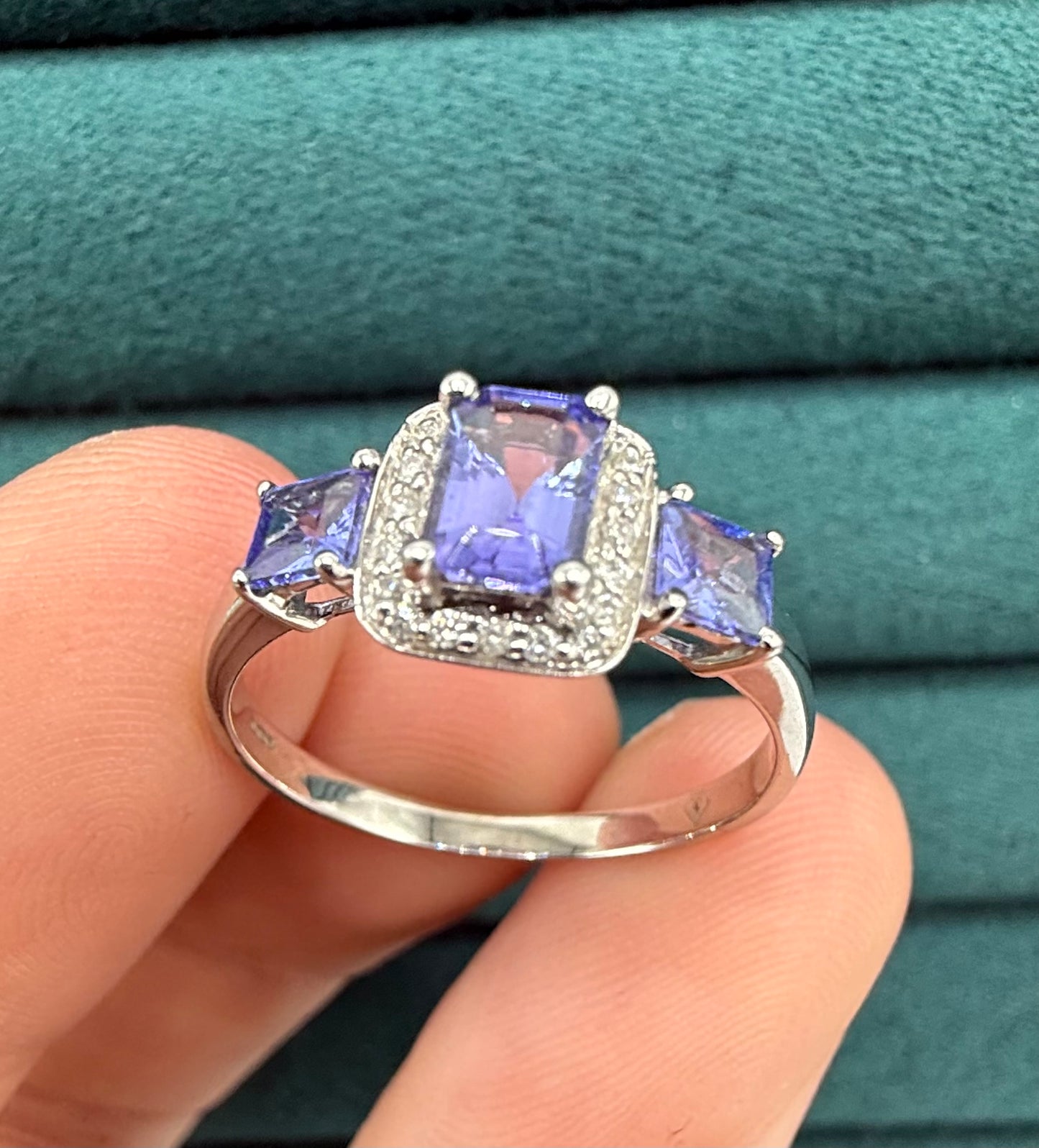 14ct white gold tanzanite and diamond ring