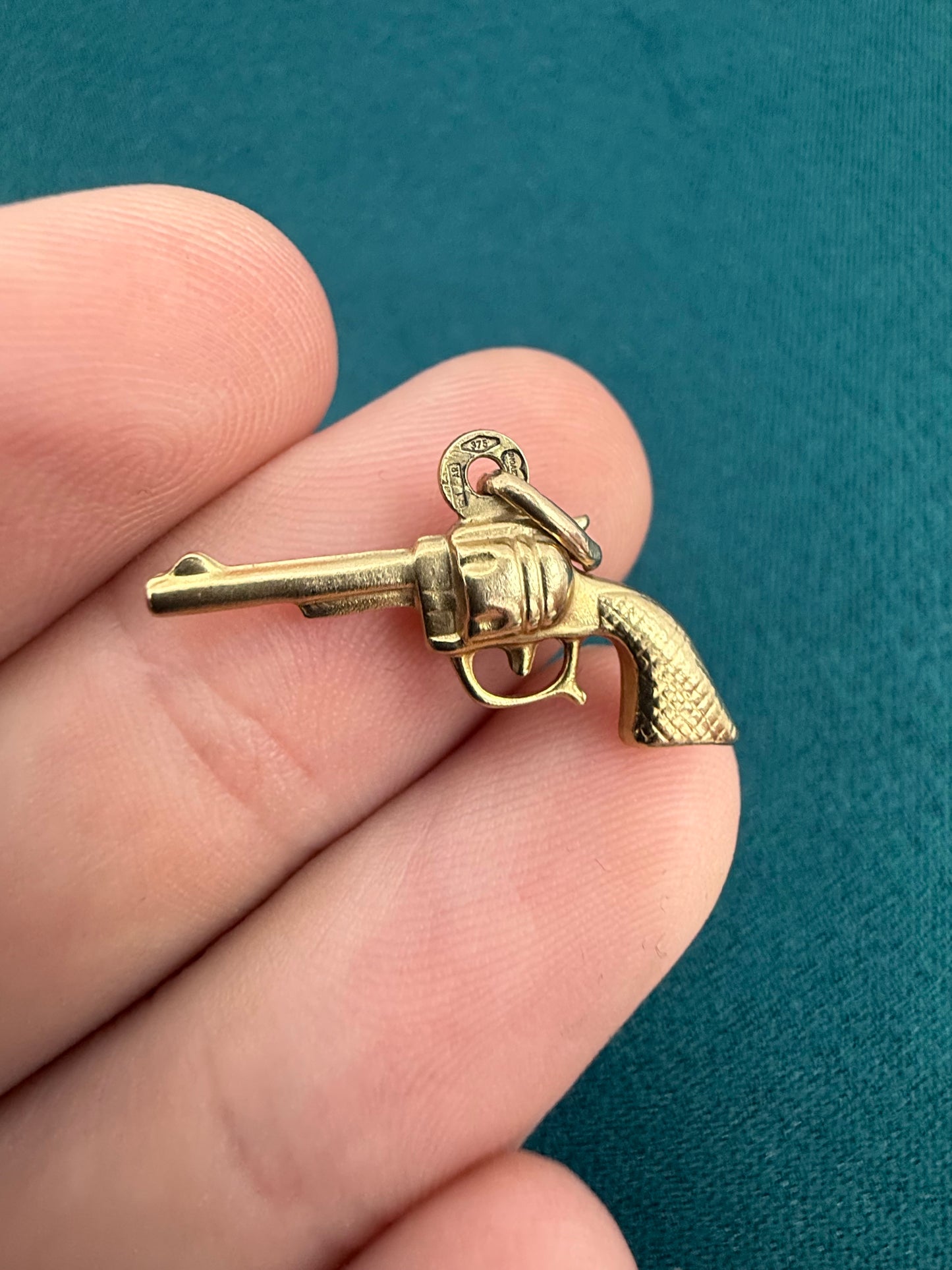 9ct gold revolver charm