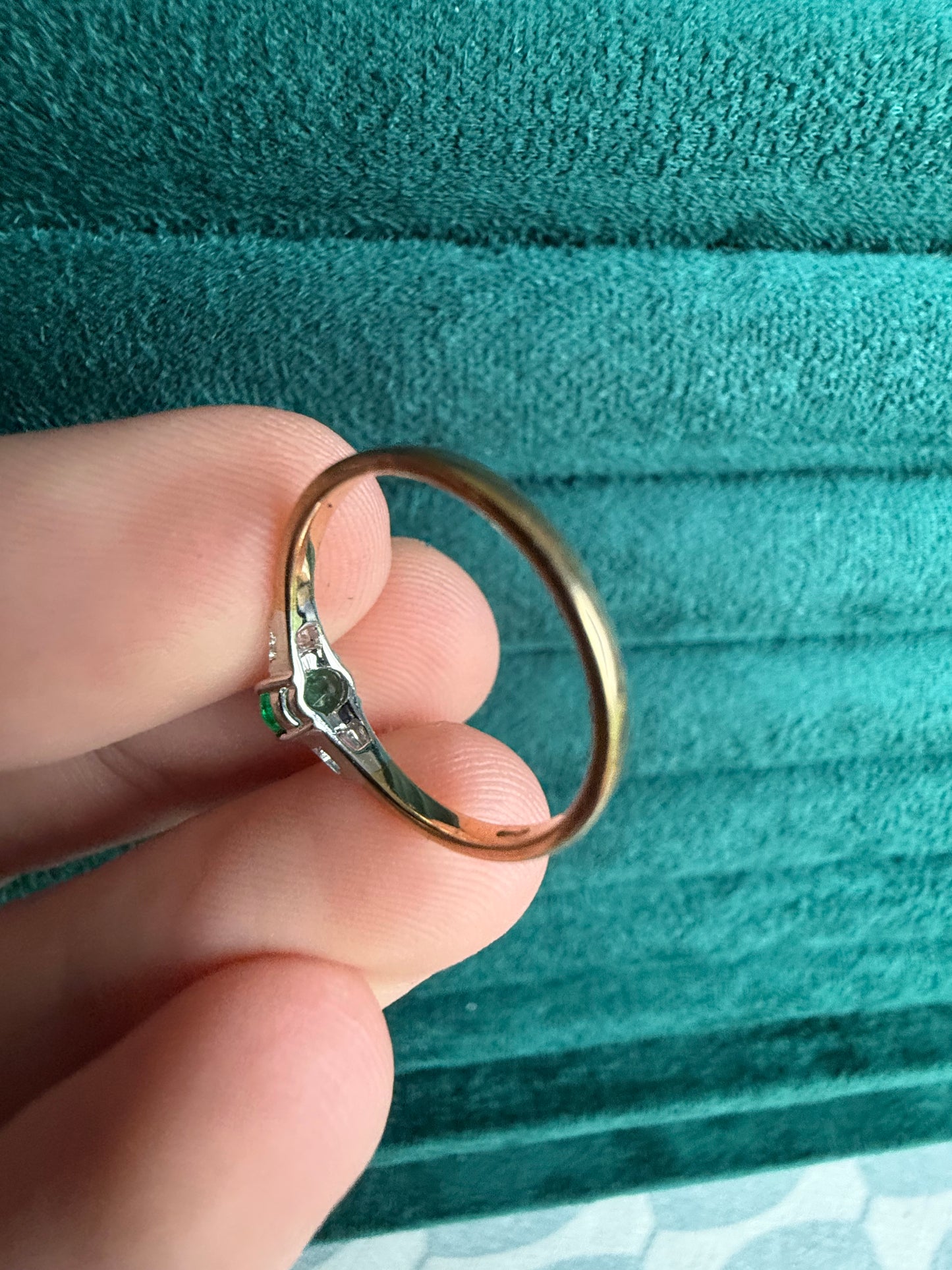 9ct gold emerald and baguette cut diamond ring