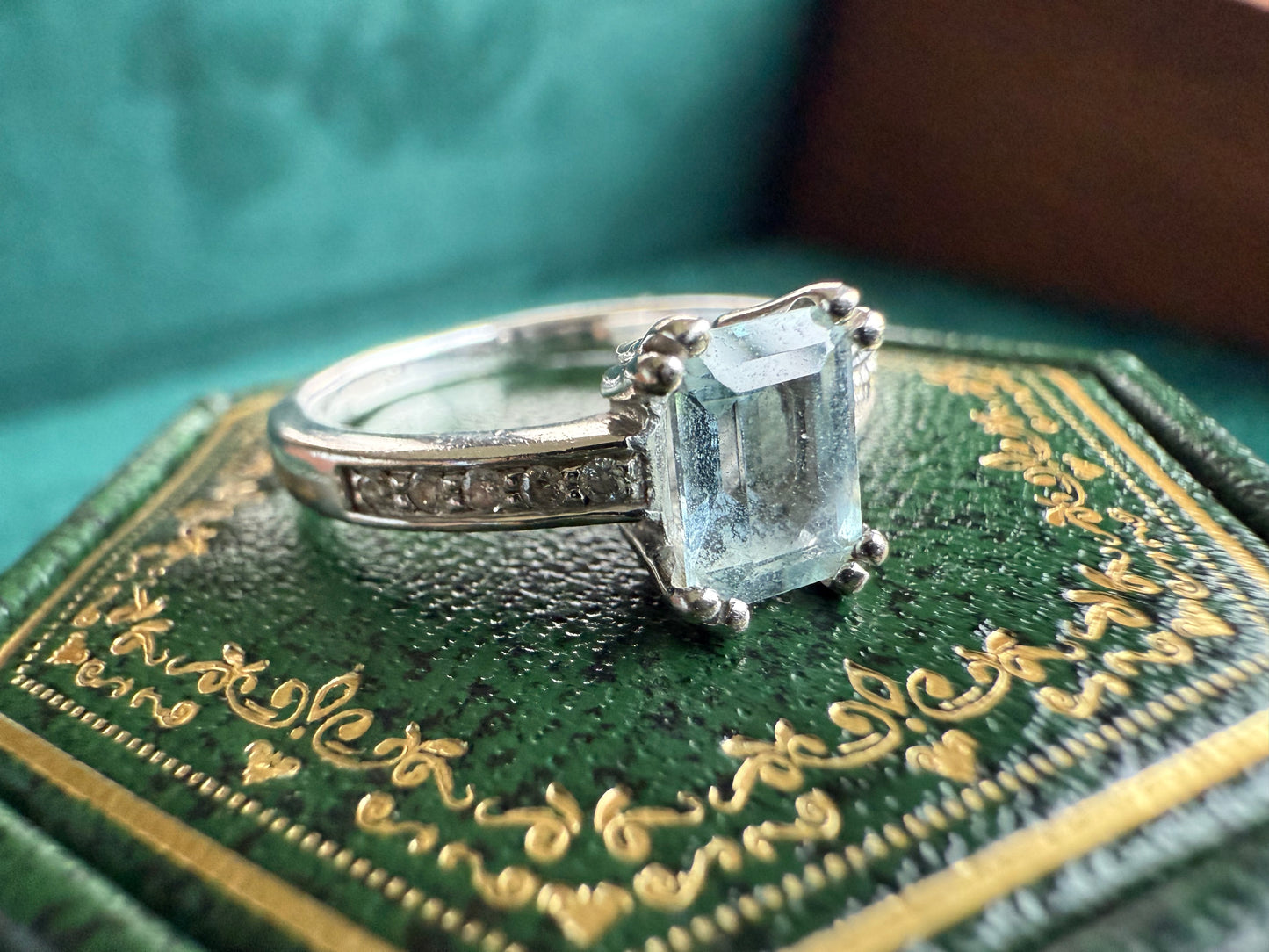 9ct white gold aqua marine and diamond ring