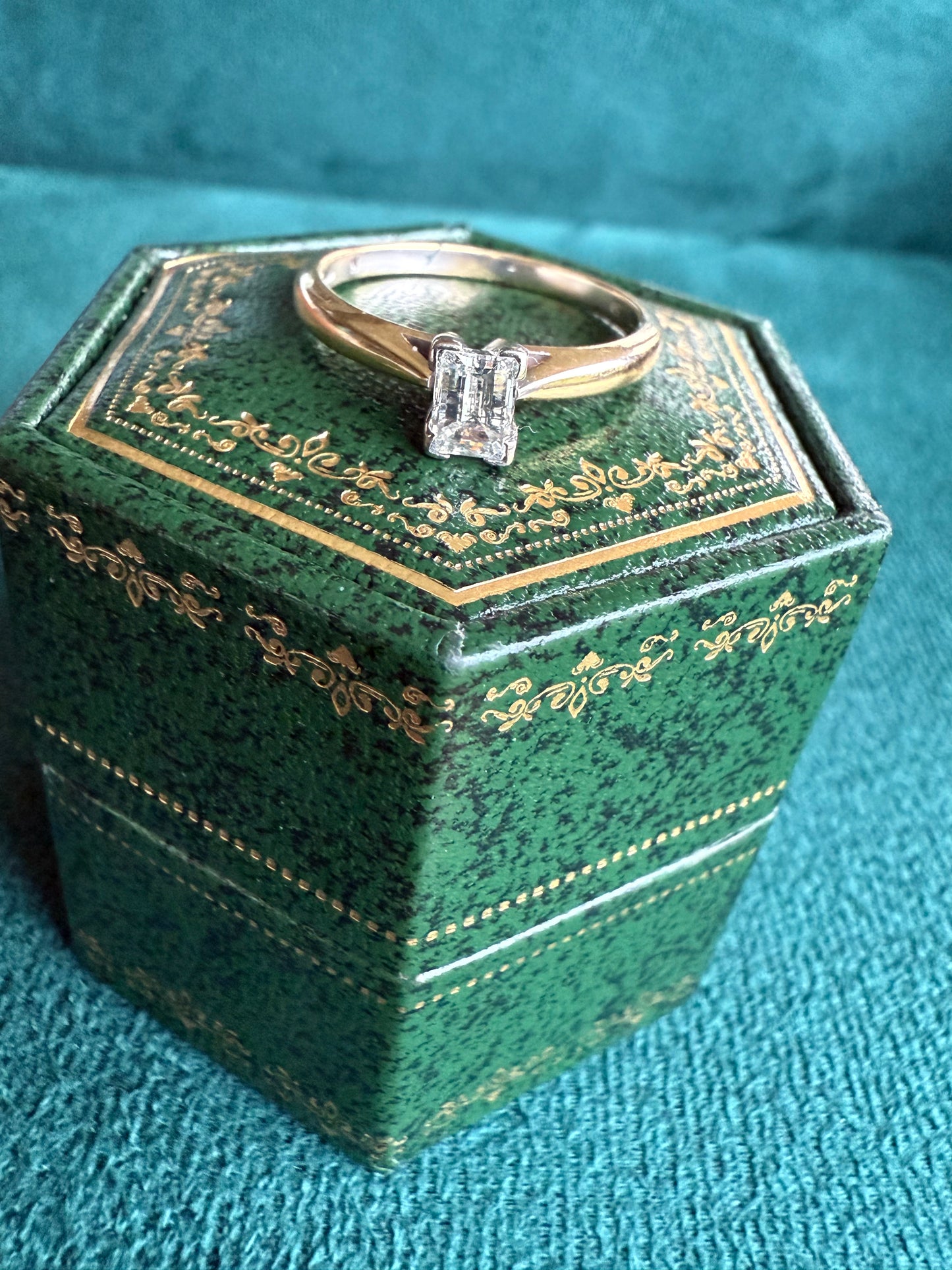 18ct gold criss cross cut diamond ring