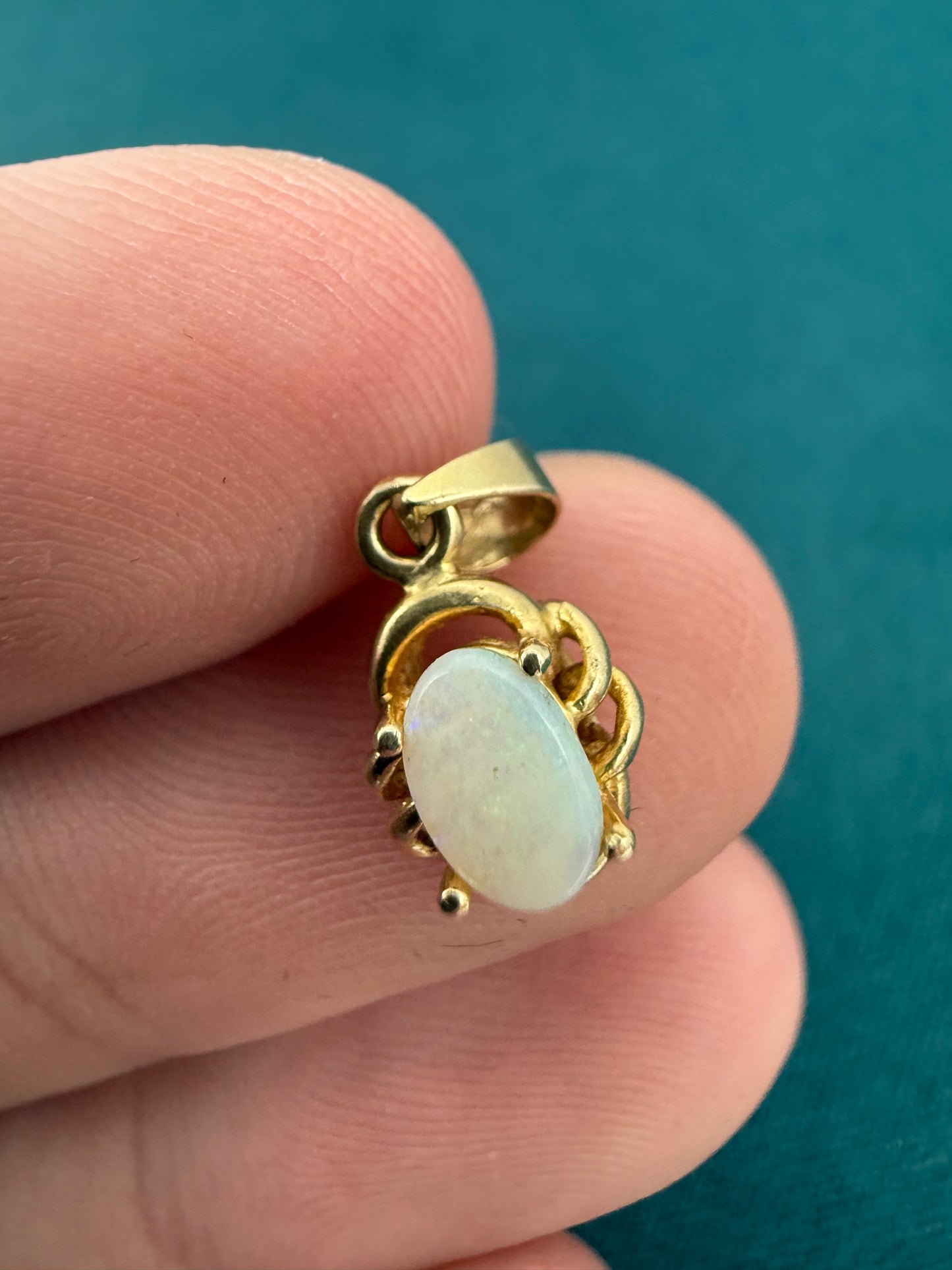 14ct gold opal pendant