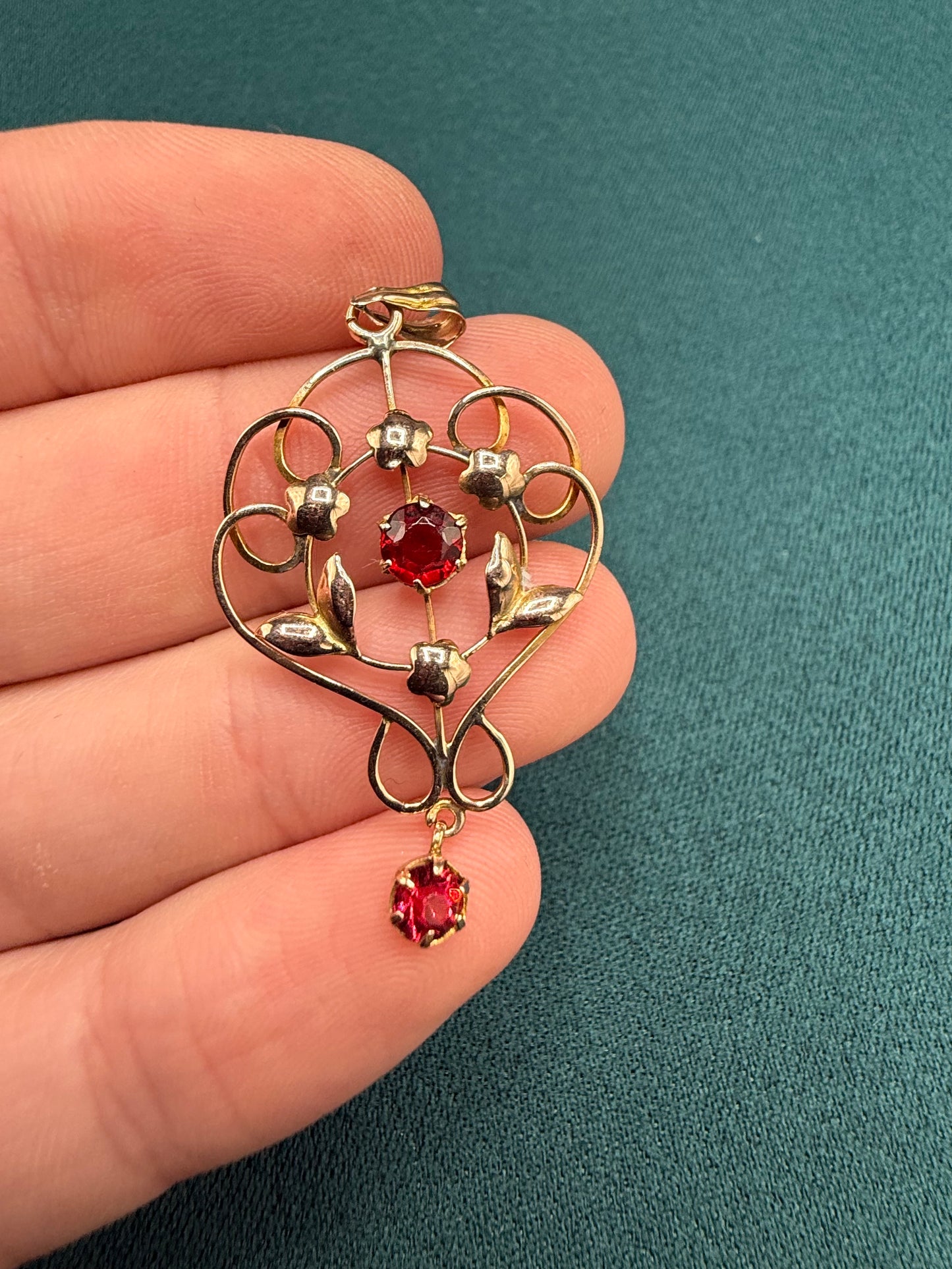 9ct gold garnet pendant