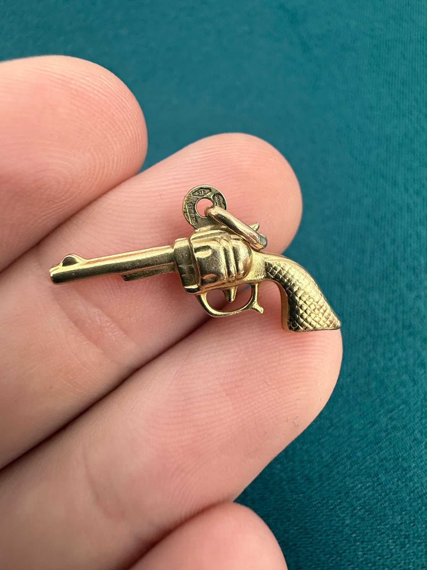 9ct gold revolver charm