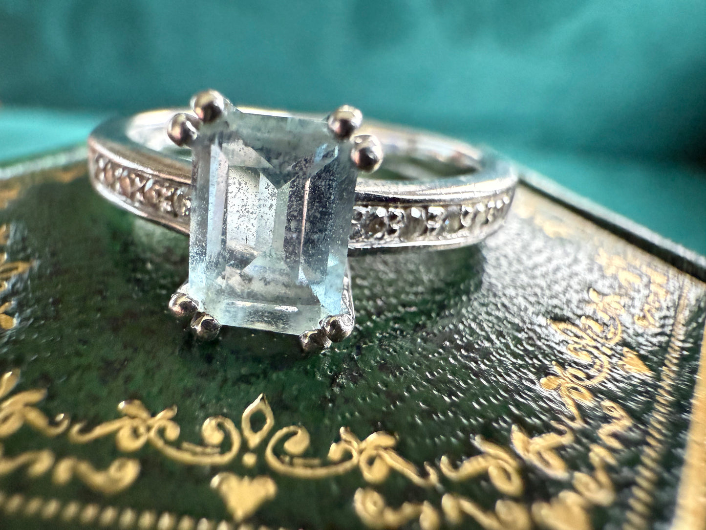 9ct white gold aqua marine and diamond ring