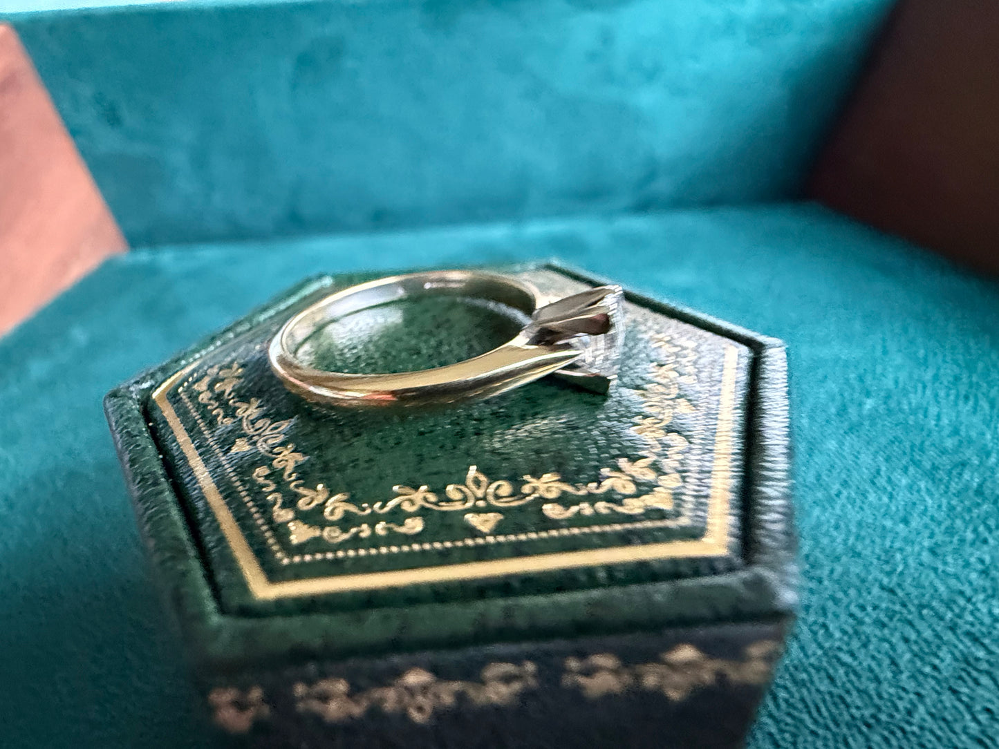 18ct gold criss cross cut diamond ring