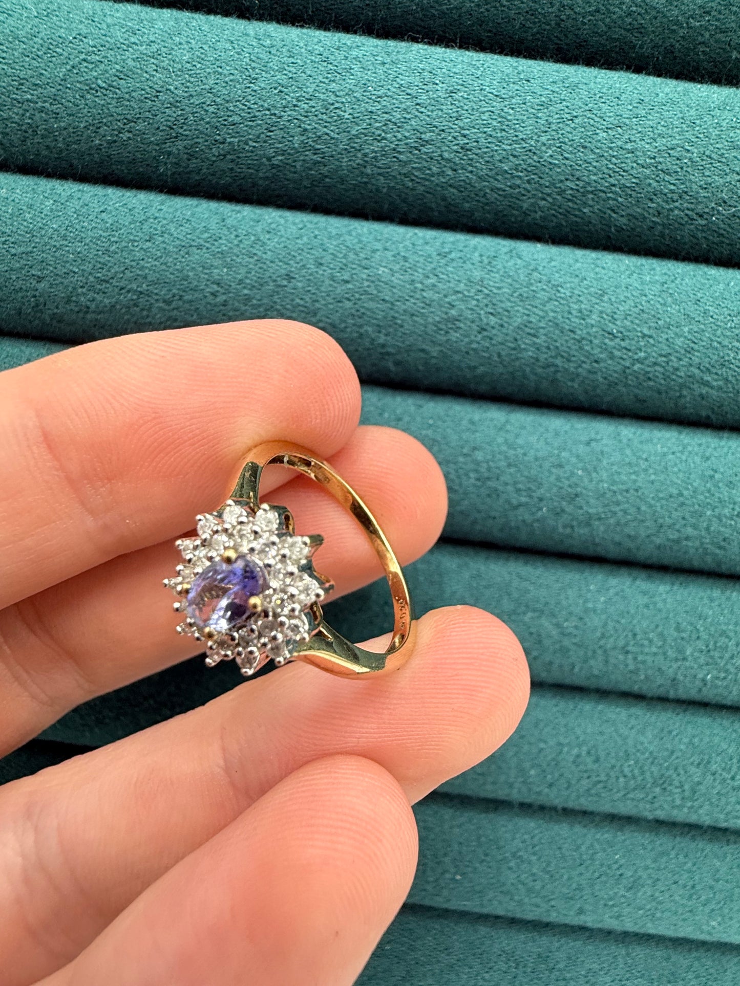 9ct gold tanzanite and diamond cluster ring