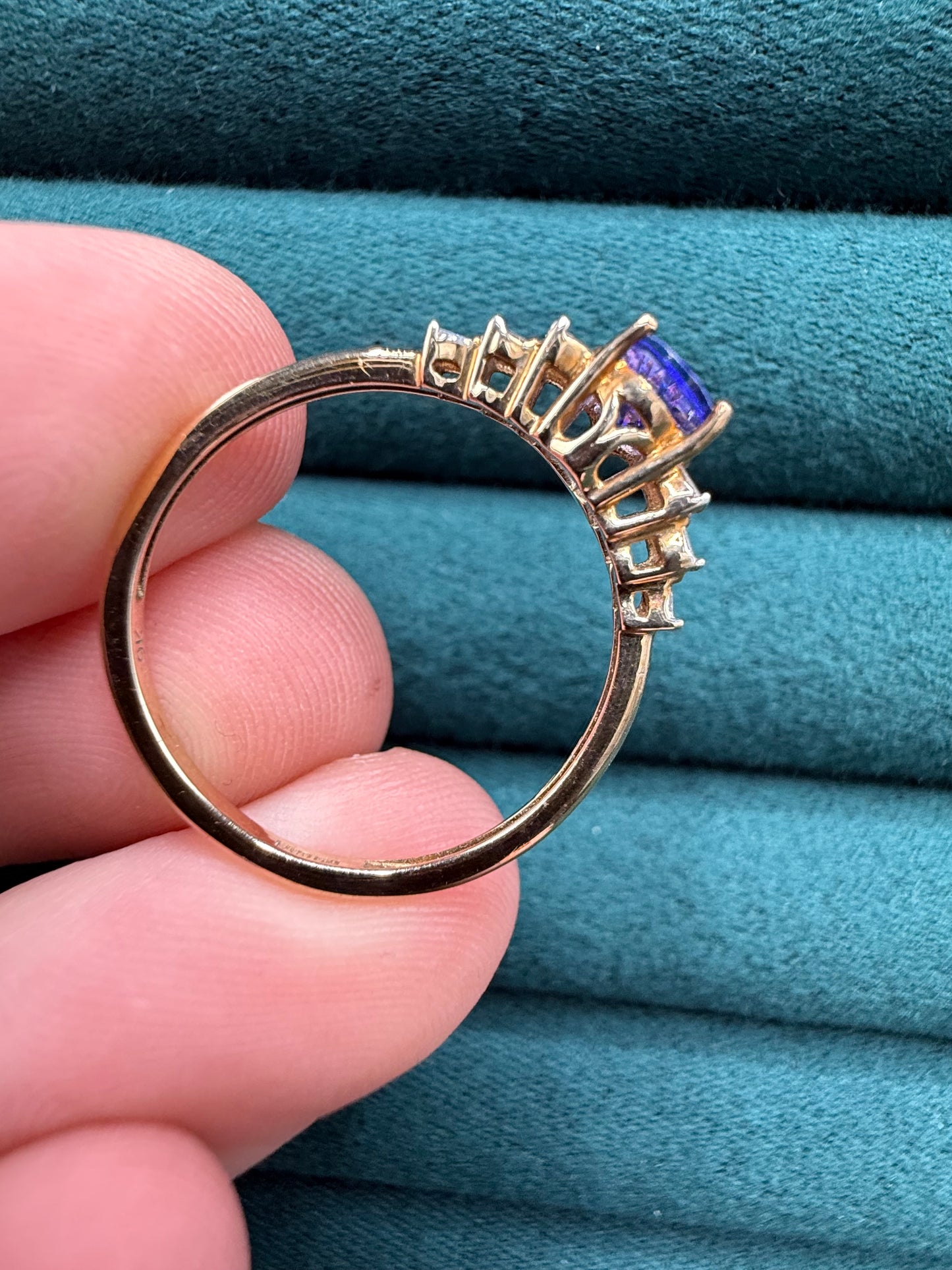 9ct gold garnet pendant