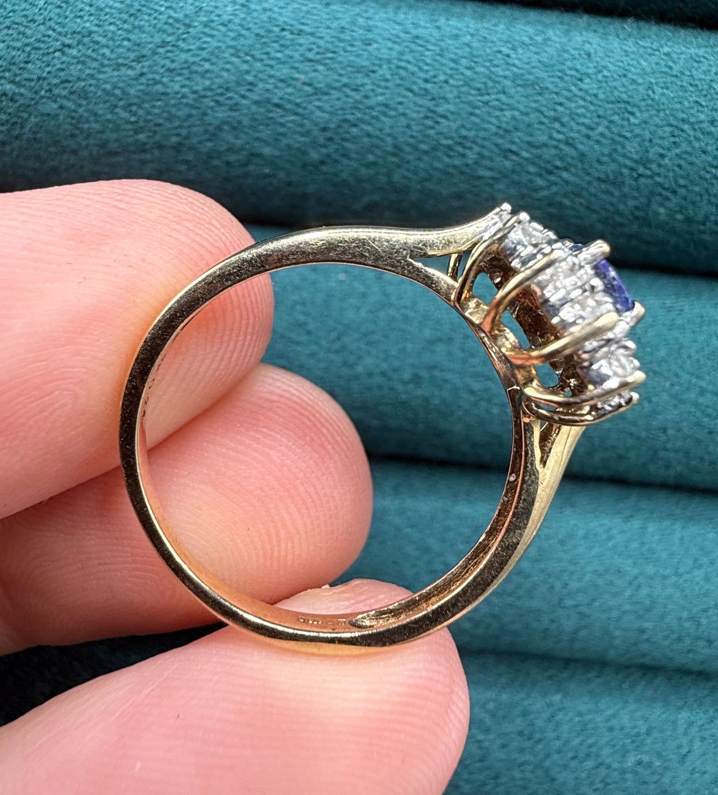 9ct gold tanzanite and diamond cluster ring