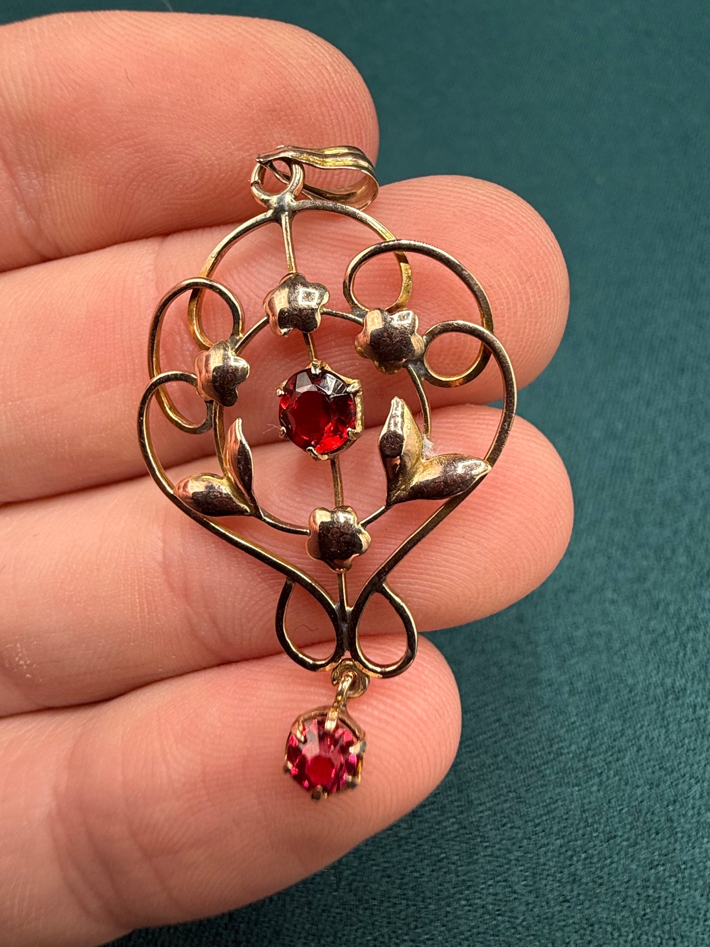 9ct gold garnet pendant