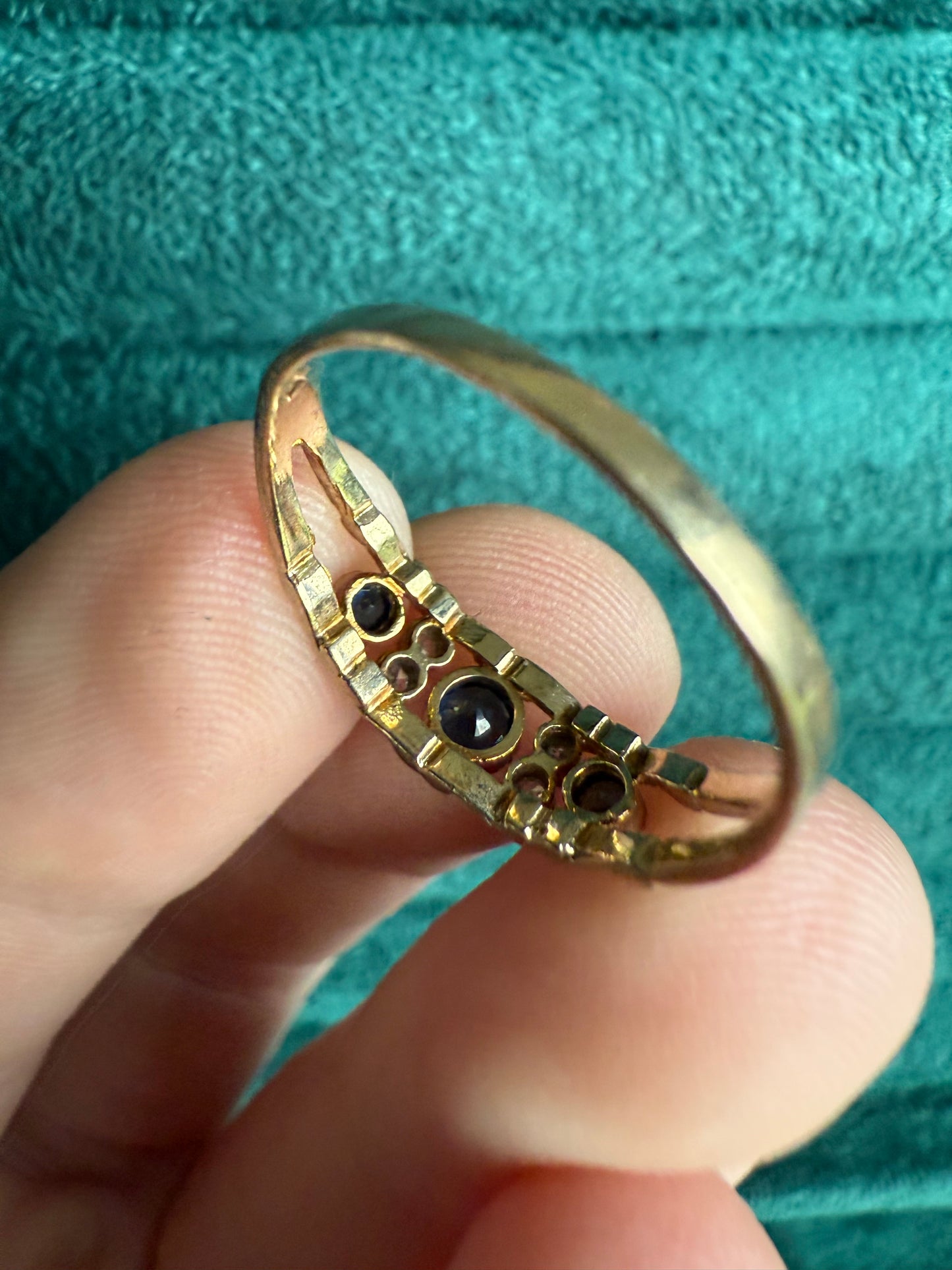 9ct gold sapphire and diamond ring