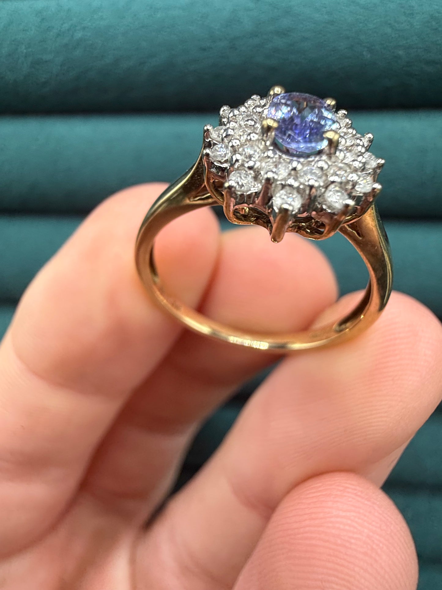 9ct gold tanzanite and diamond cluster ring