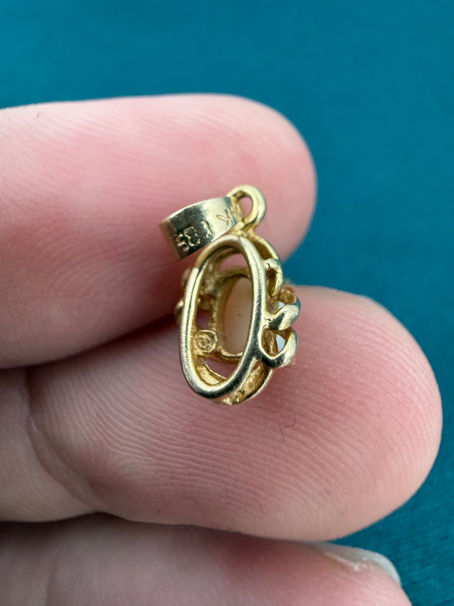 14ct gold opal pendant