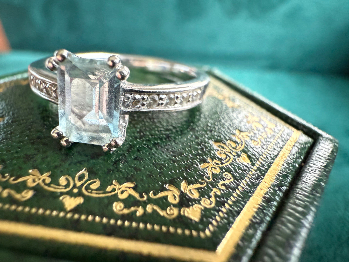 9ct white gold aqua marine and diamond ring