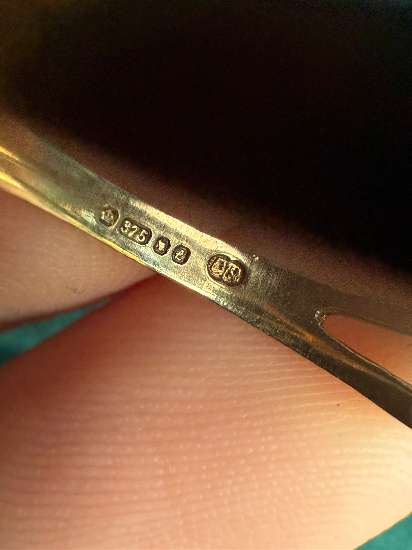 9ct gold sapphire and diamond ring