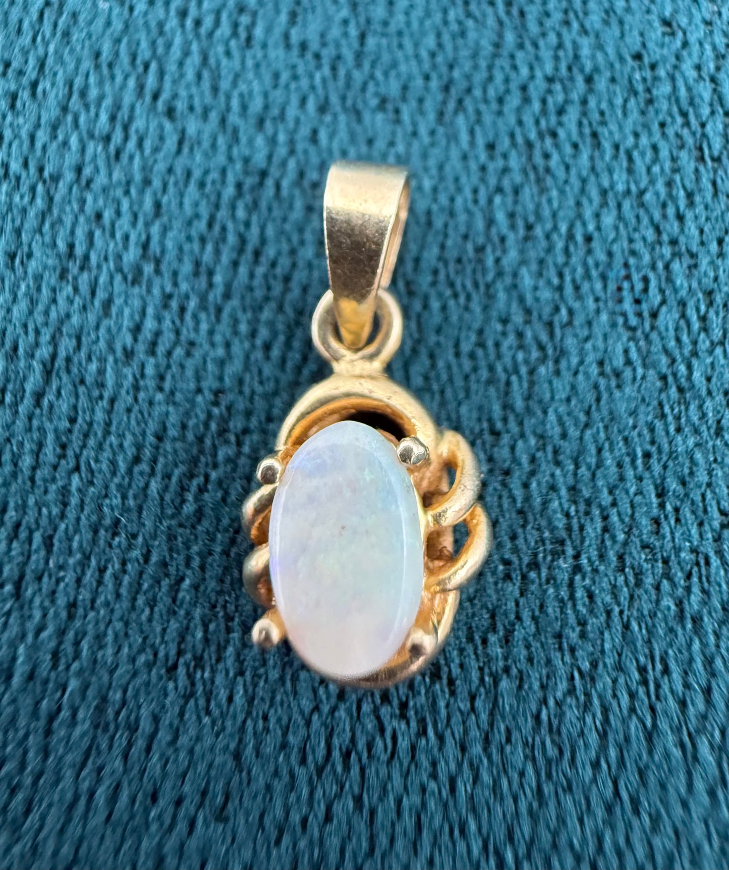 14ct gold opal pendant