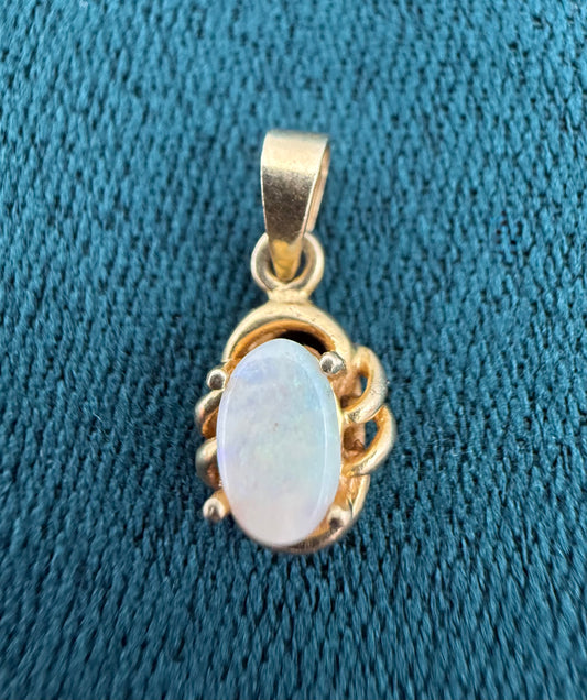 14ct gold opal pendant