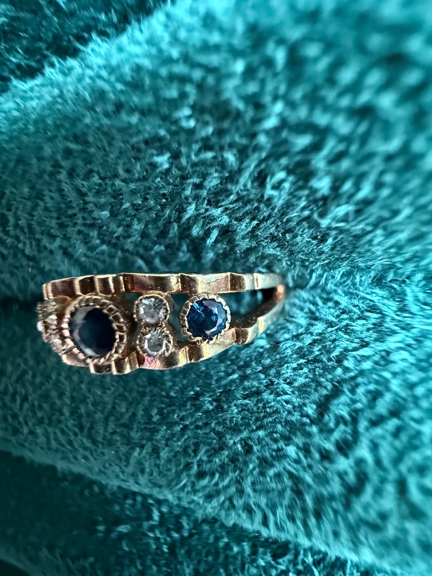 9ct gold sapphire and diamond ring