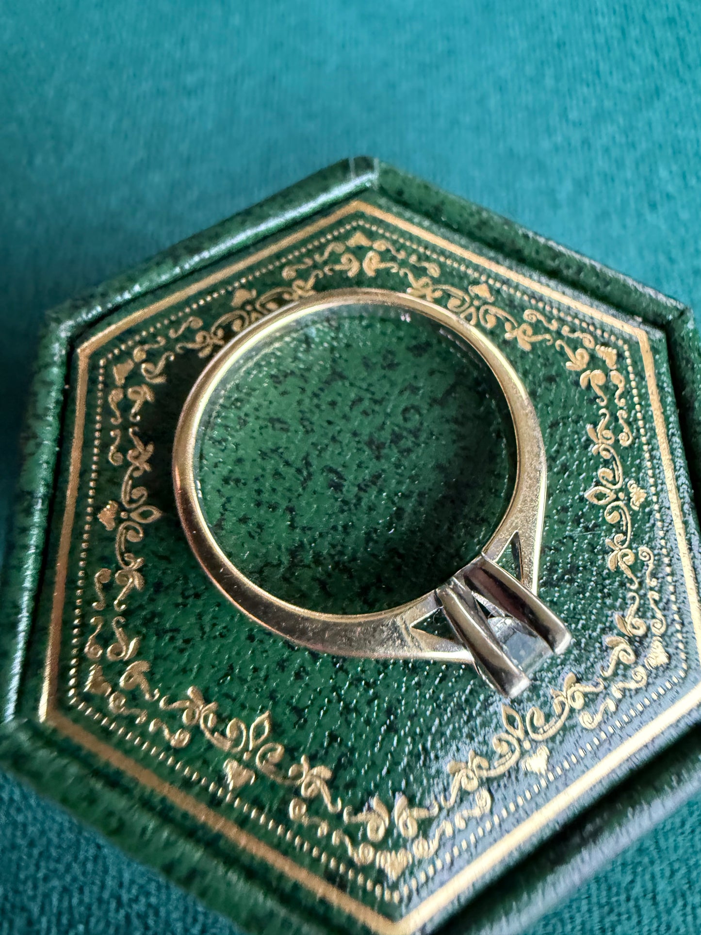 18ct gold criss cross cut diamond ring