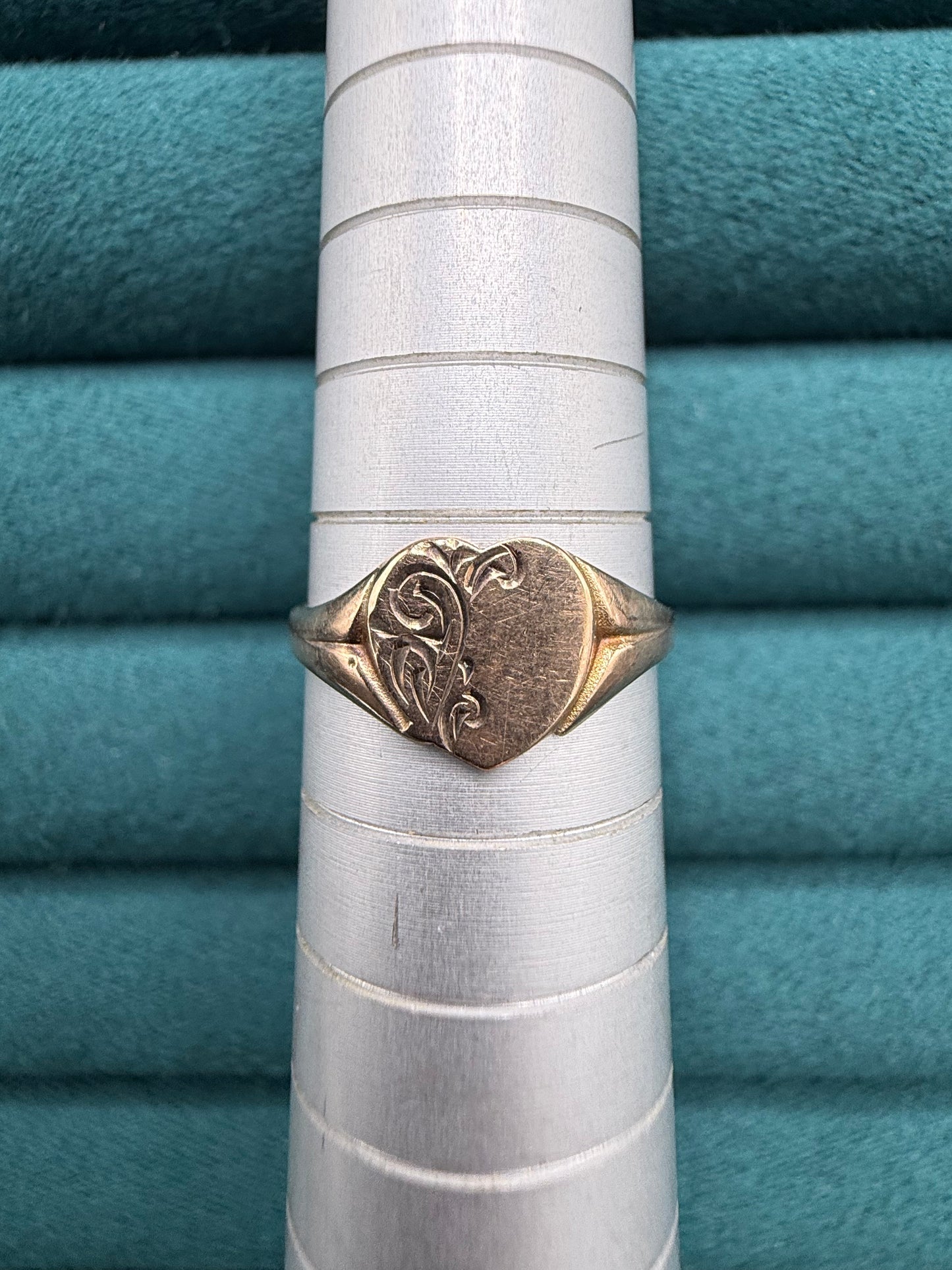 9ct gold heart signet ring