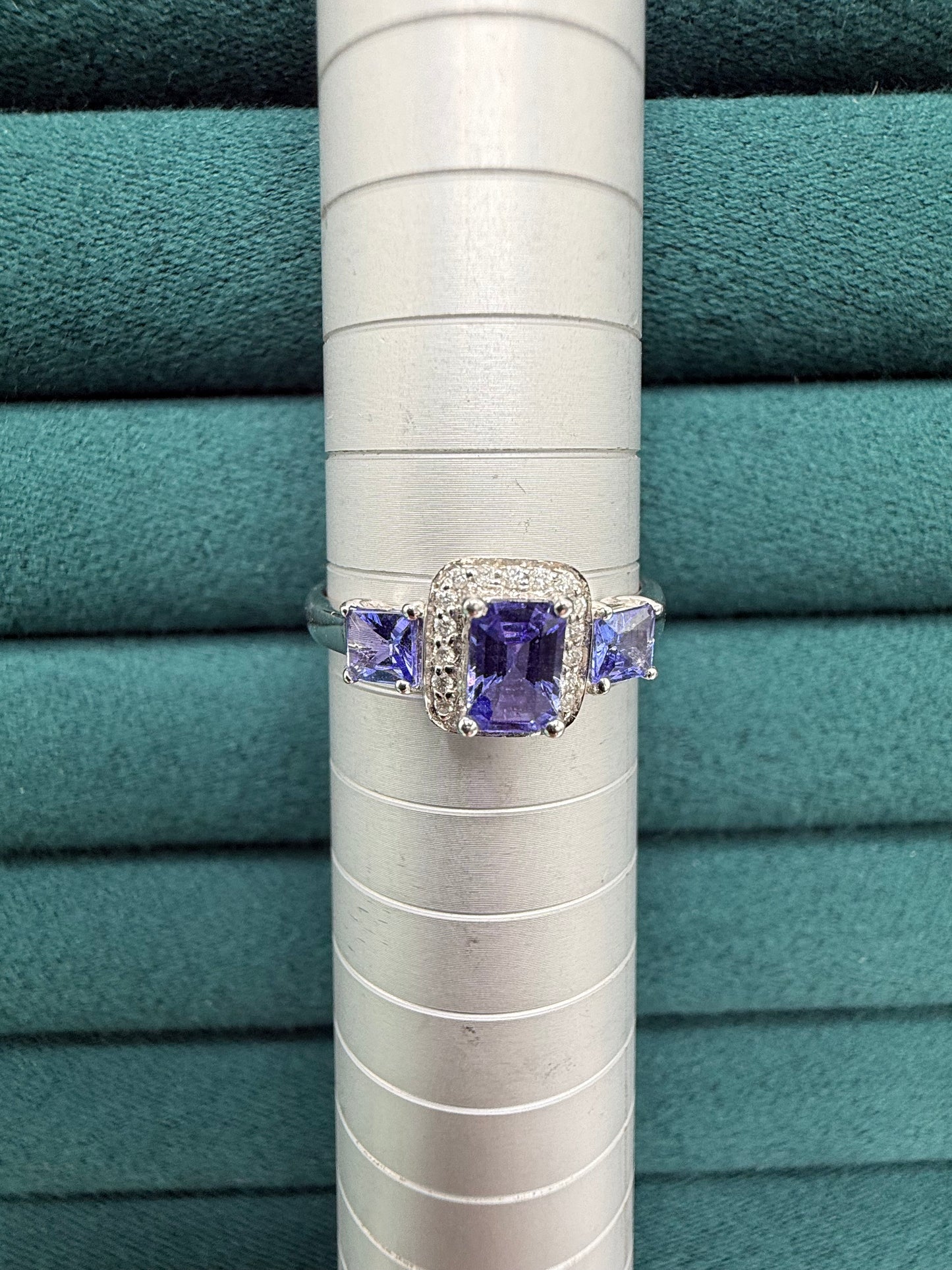 14ct white gold tanzanite and diamond ring