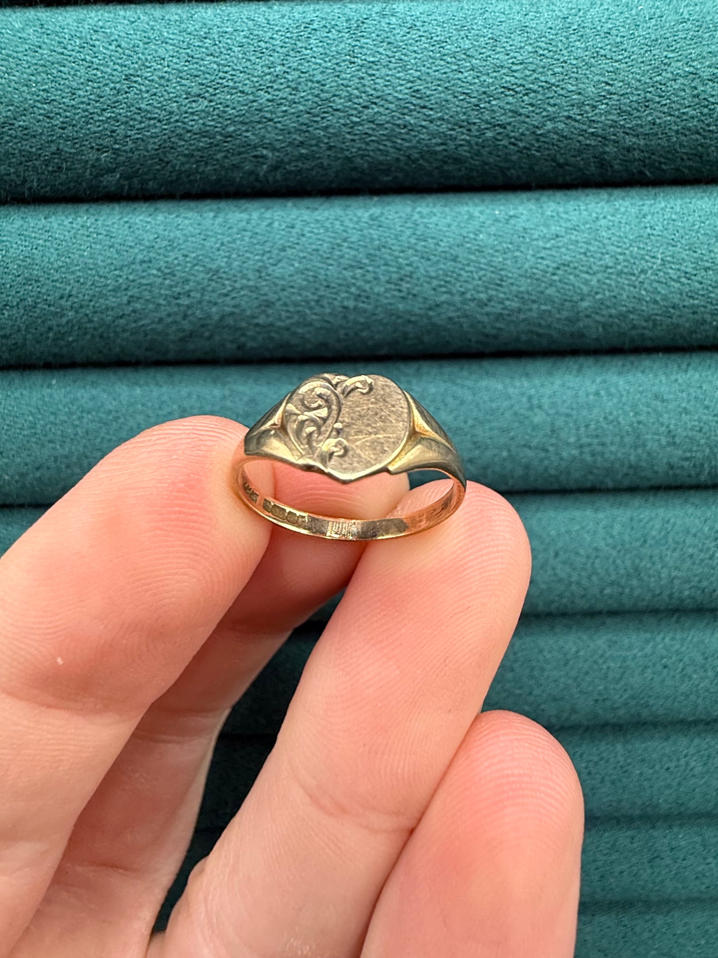 9ct gold heart signet ring