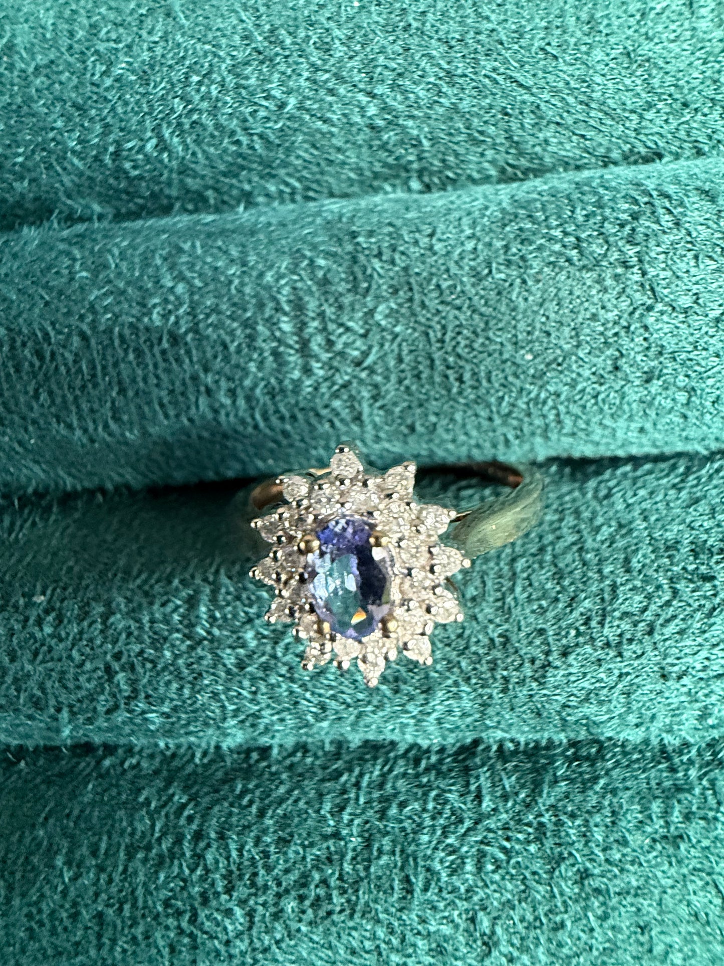 9ct gold tanzanite and diamond cluster ring