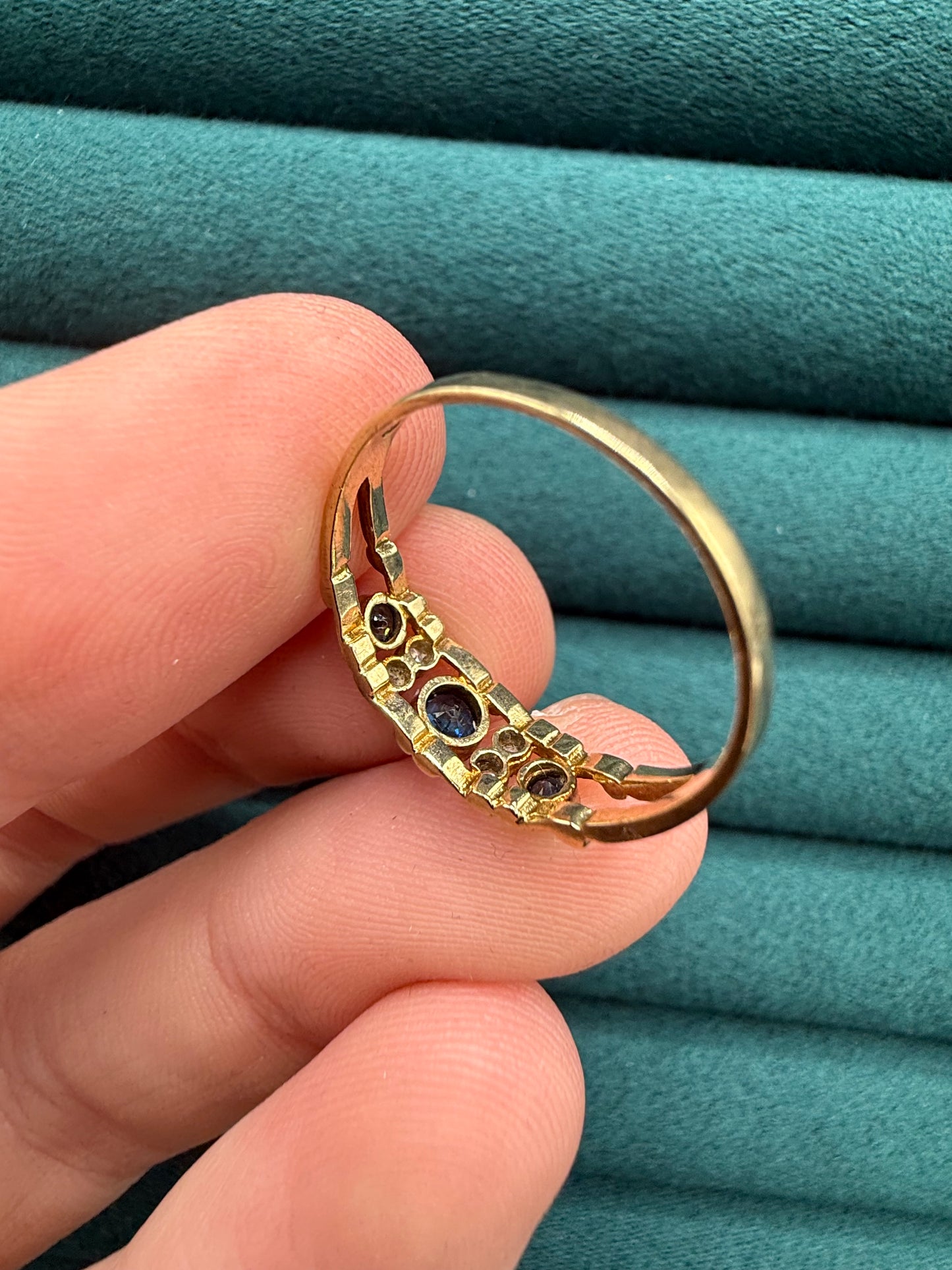 9ct gold sapphire and diamond ring