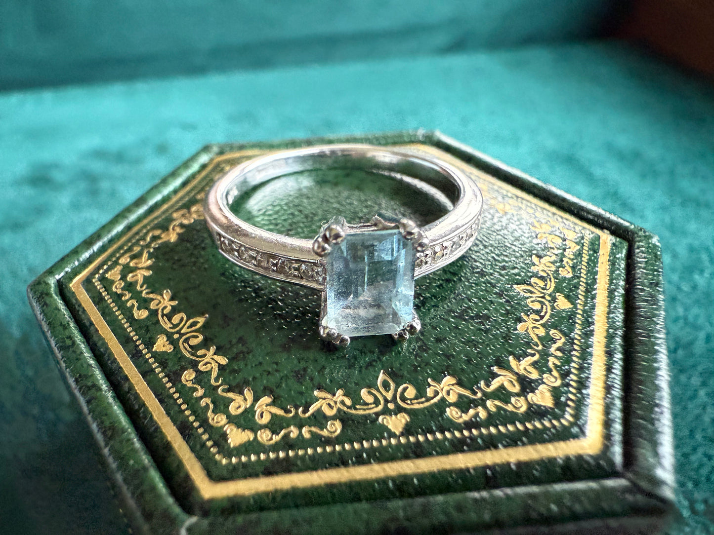 9ct white gold aqua marine and diamond ring