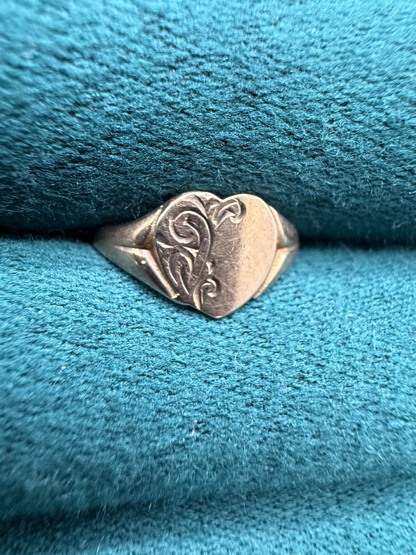 9ct gold heart signet ring