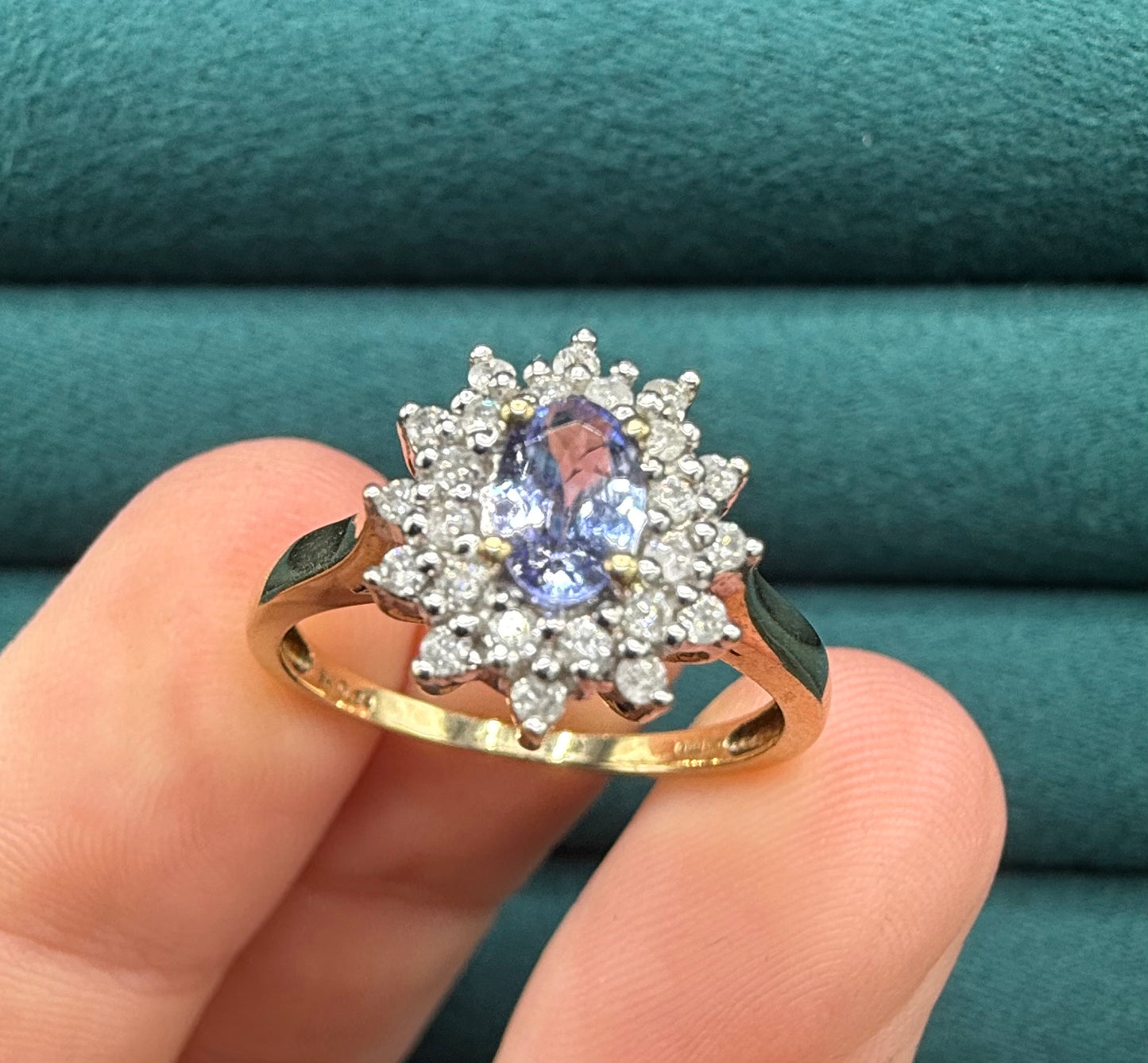 9ct gold tanzanite and diamond cluster ring