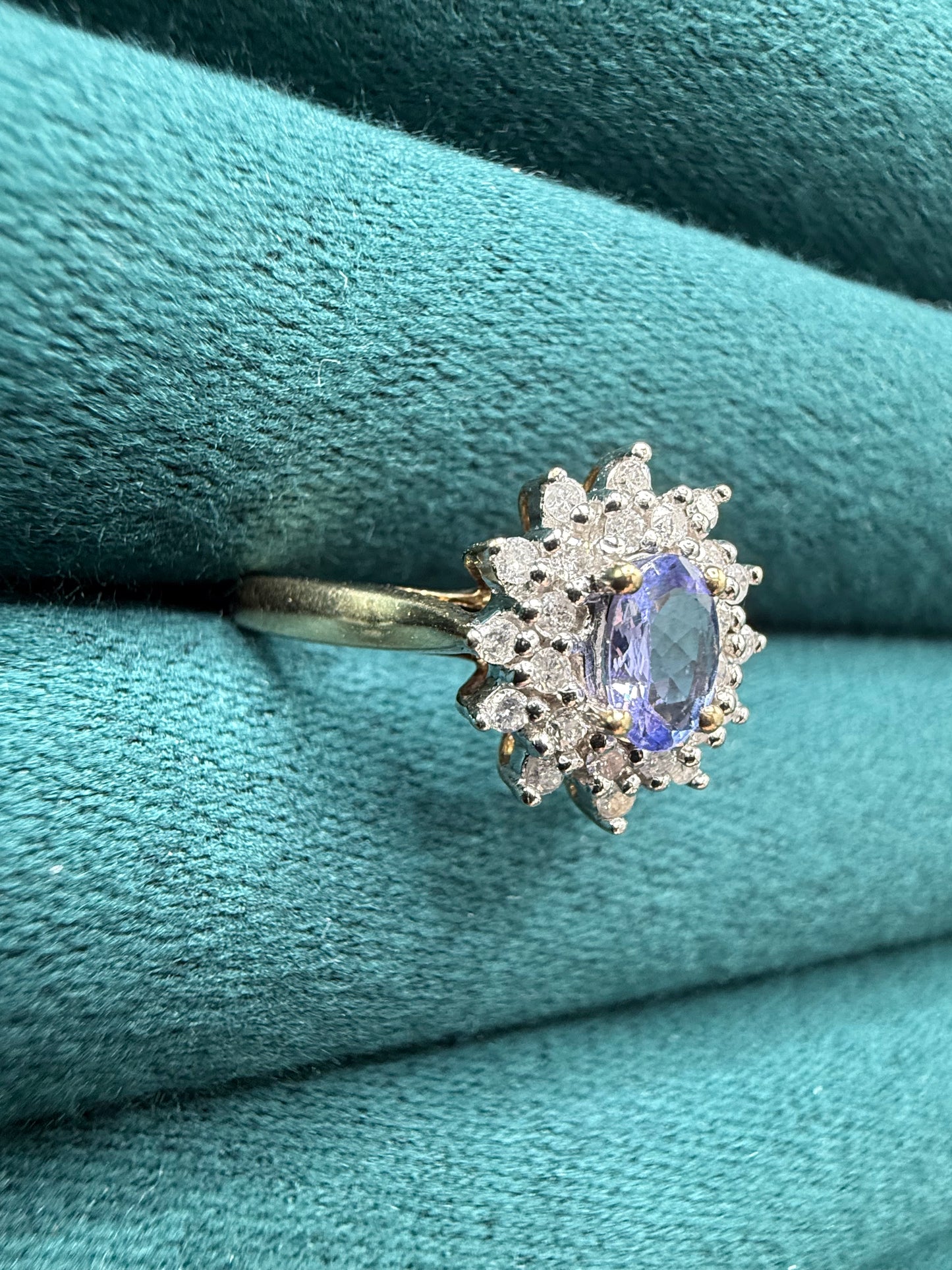 9ct gold tanzanite and diamond cluster ring