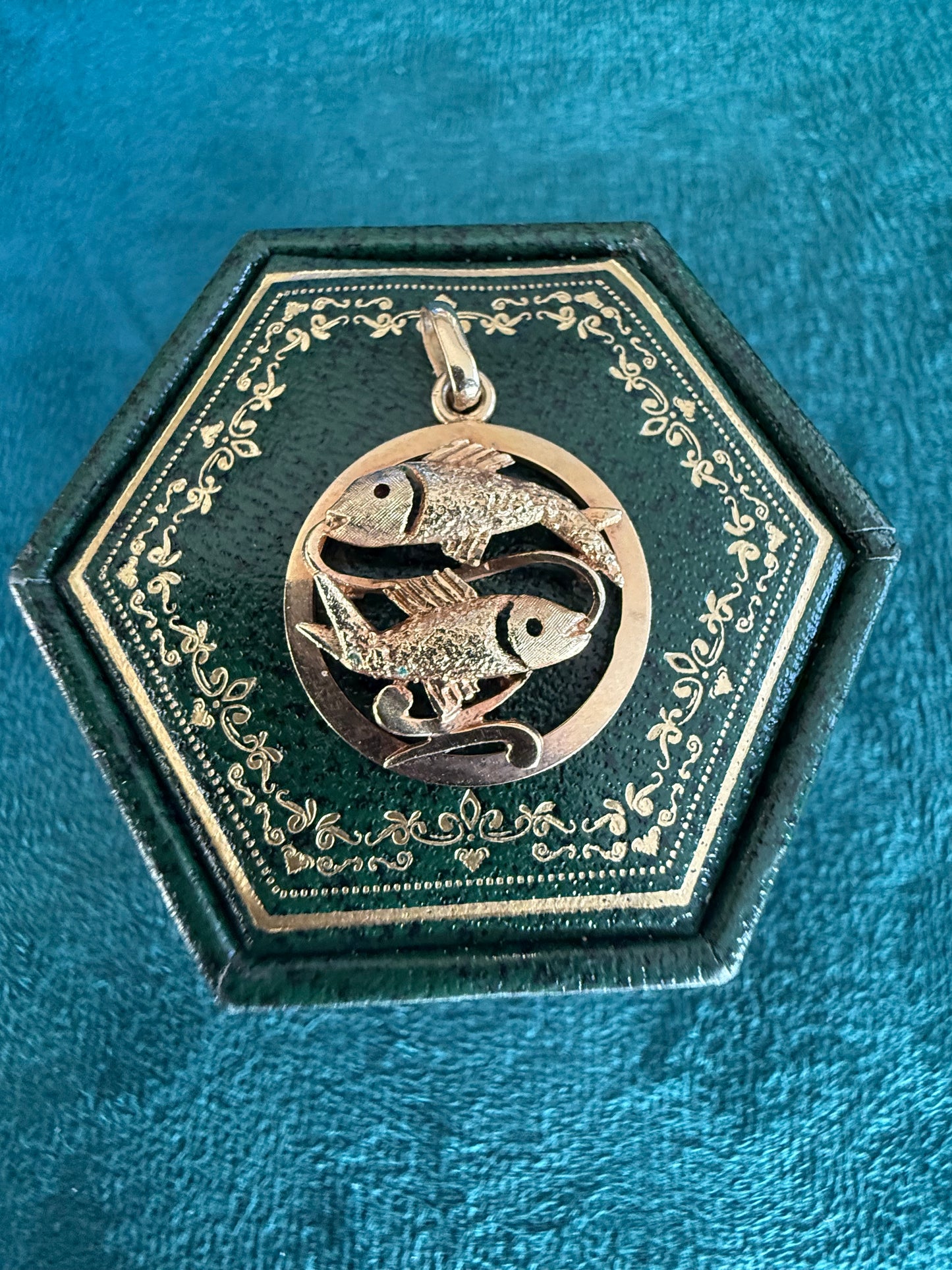 9ct gold fish pendant