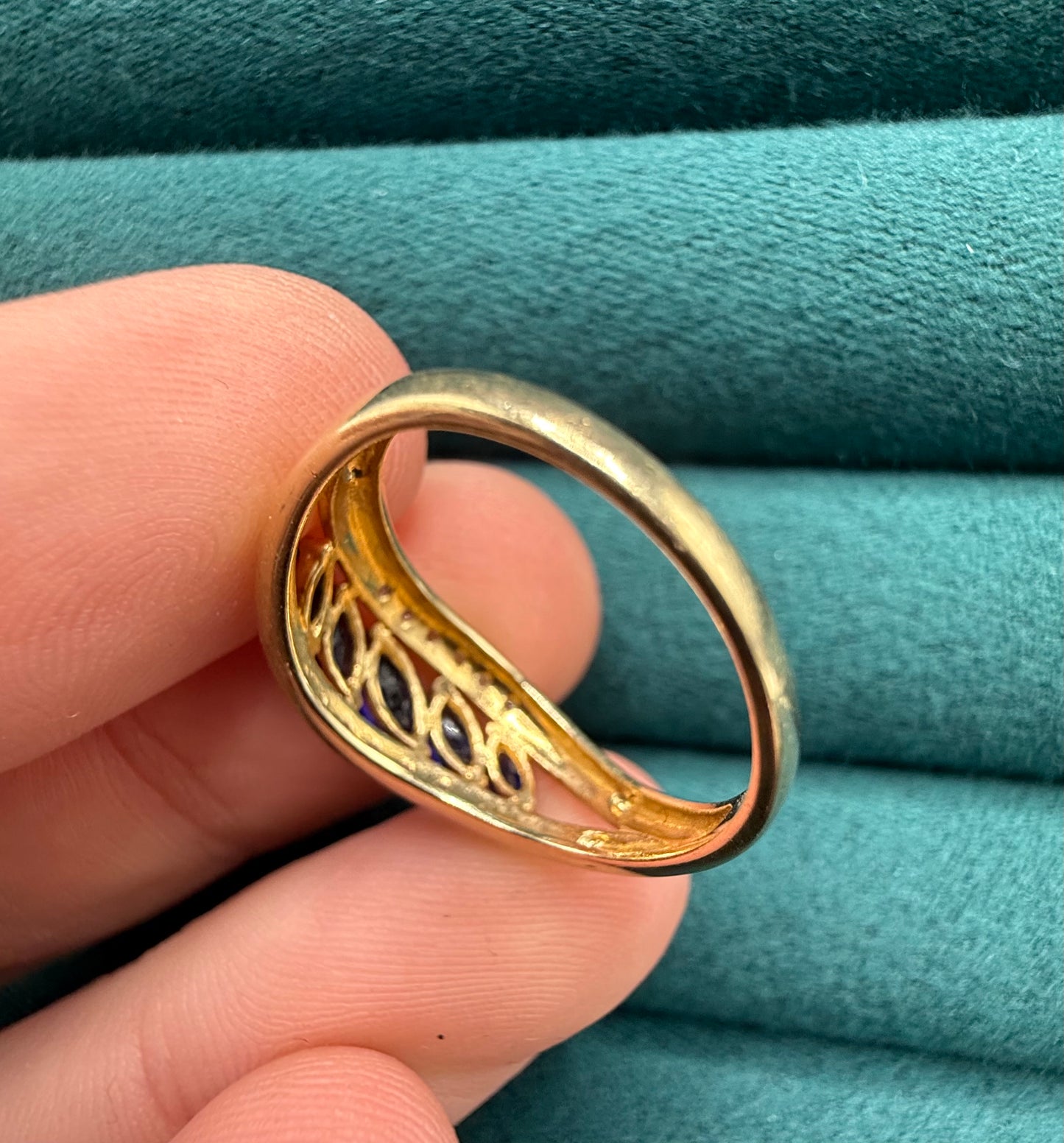 9ct gold sapphire and diamond ring