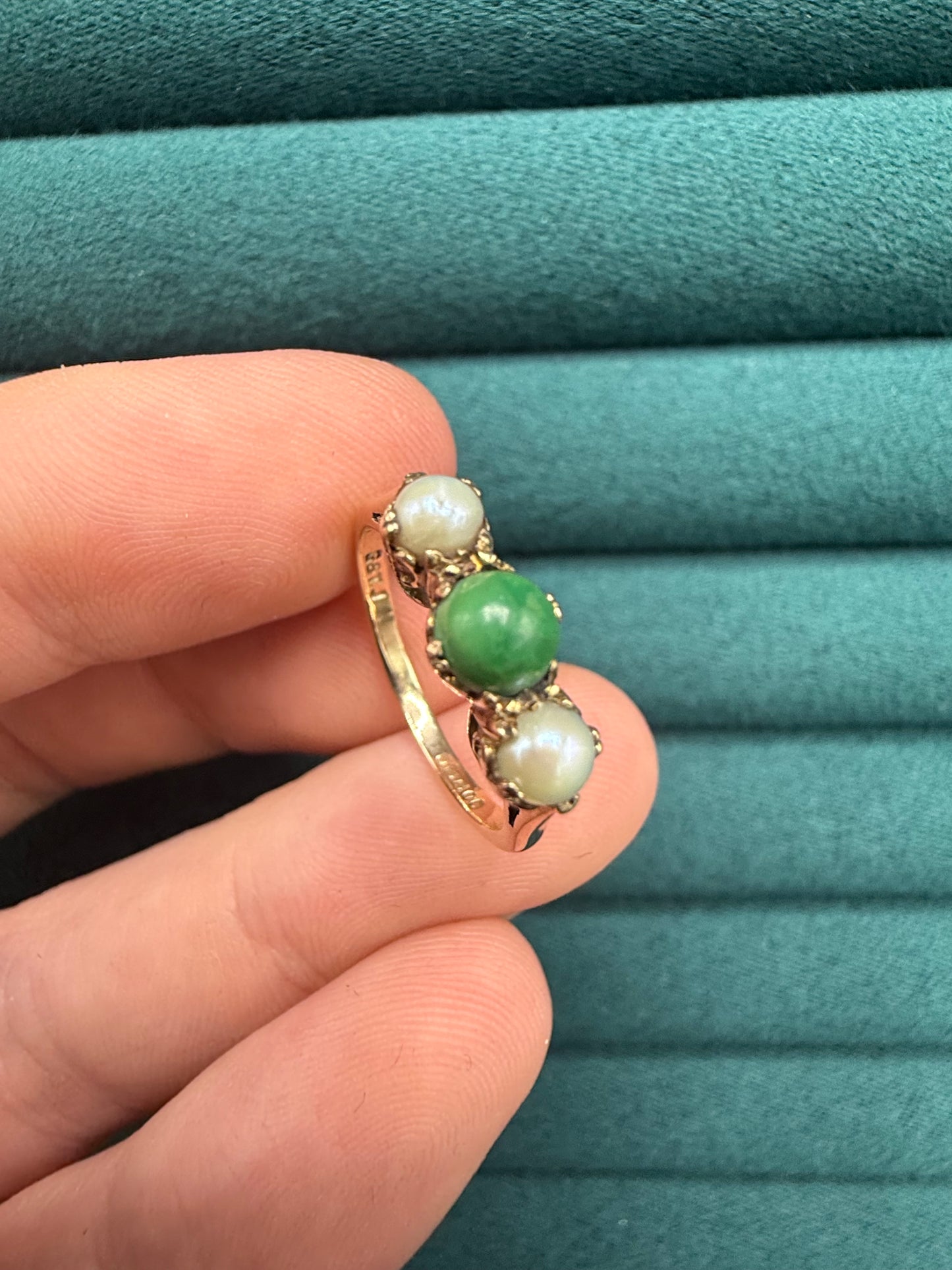 9ct gold malachite and pearl ring