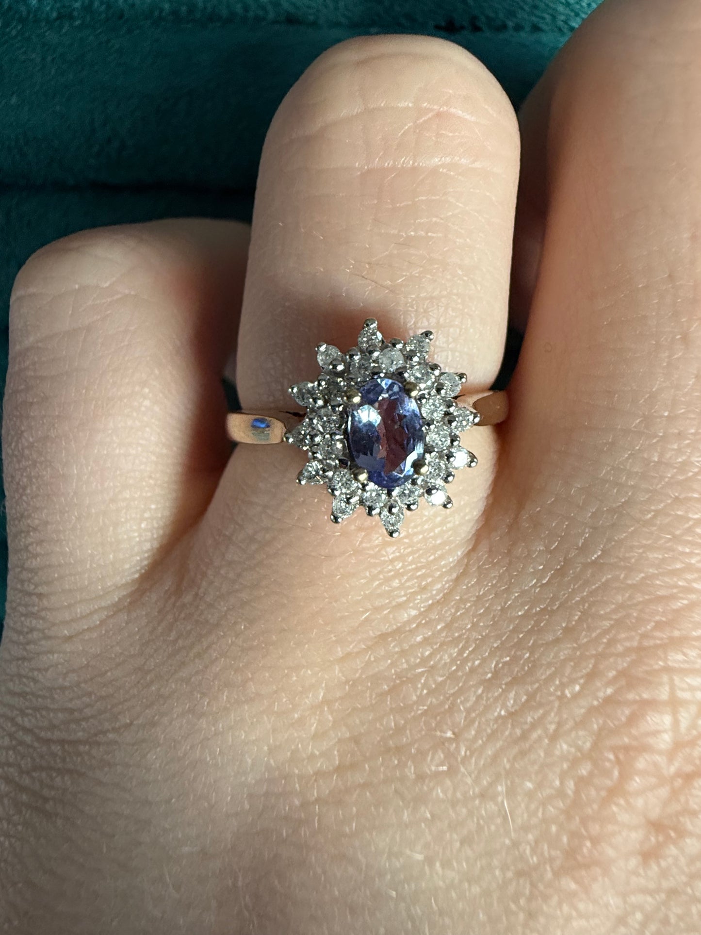 9ct gold tanzanite and diamond cluster ring