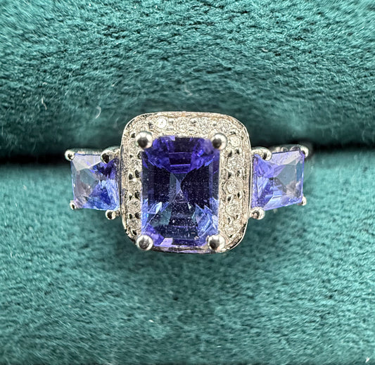 14ct white gold tanzanite and diamond ring