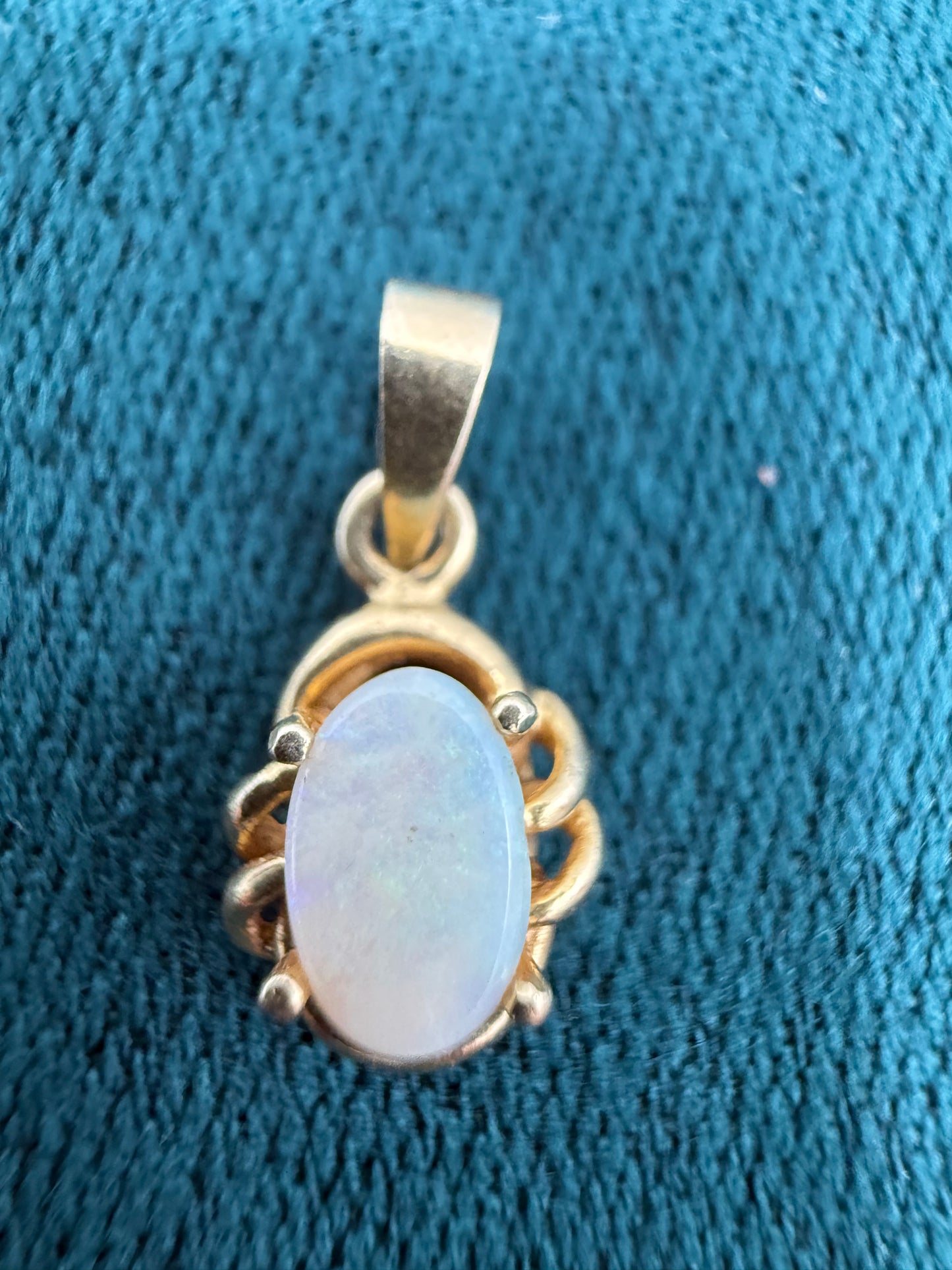 14ct gold opal pendant