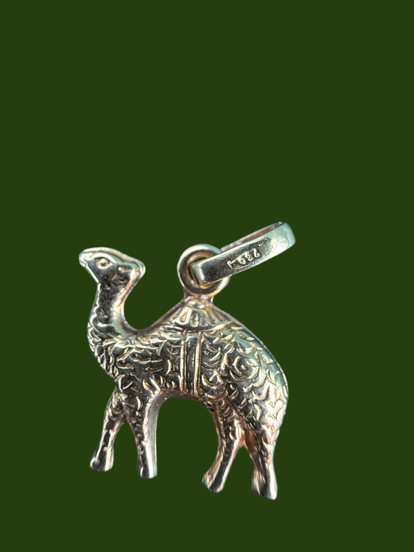 18ct gold camel charm