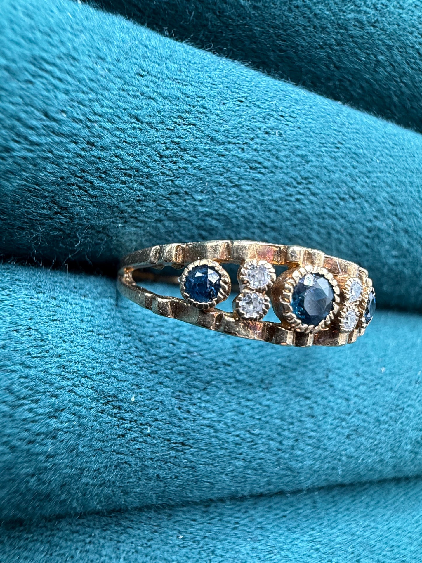 9ct gold sapphire and diamond ring