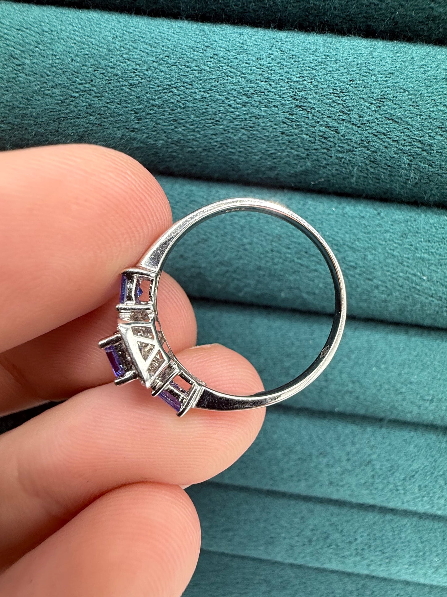 14ct white gold tanzanite and diamond ring