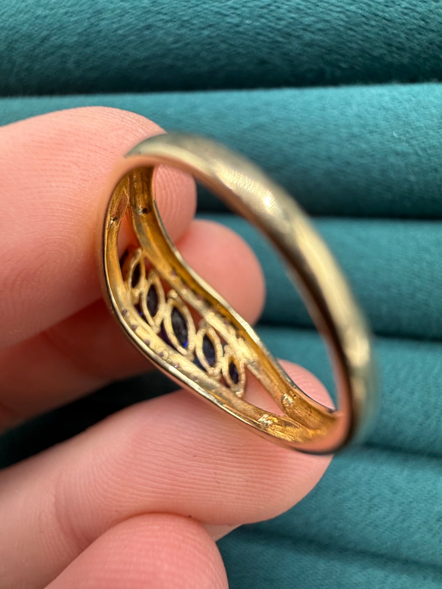 9ct gold sapphire and diamond ring