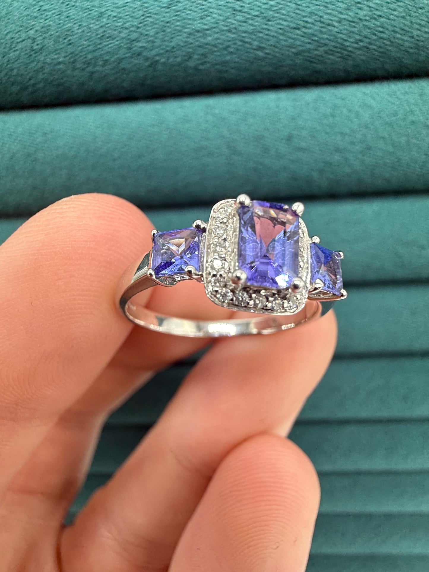 14ct white gold tanzanite and diamond ring