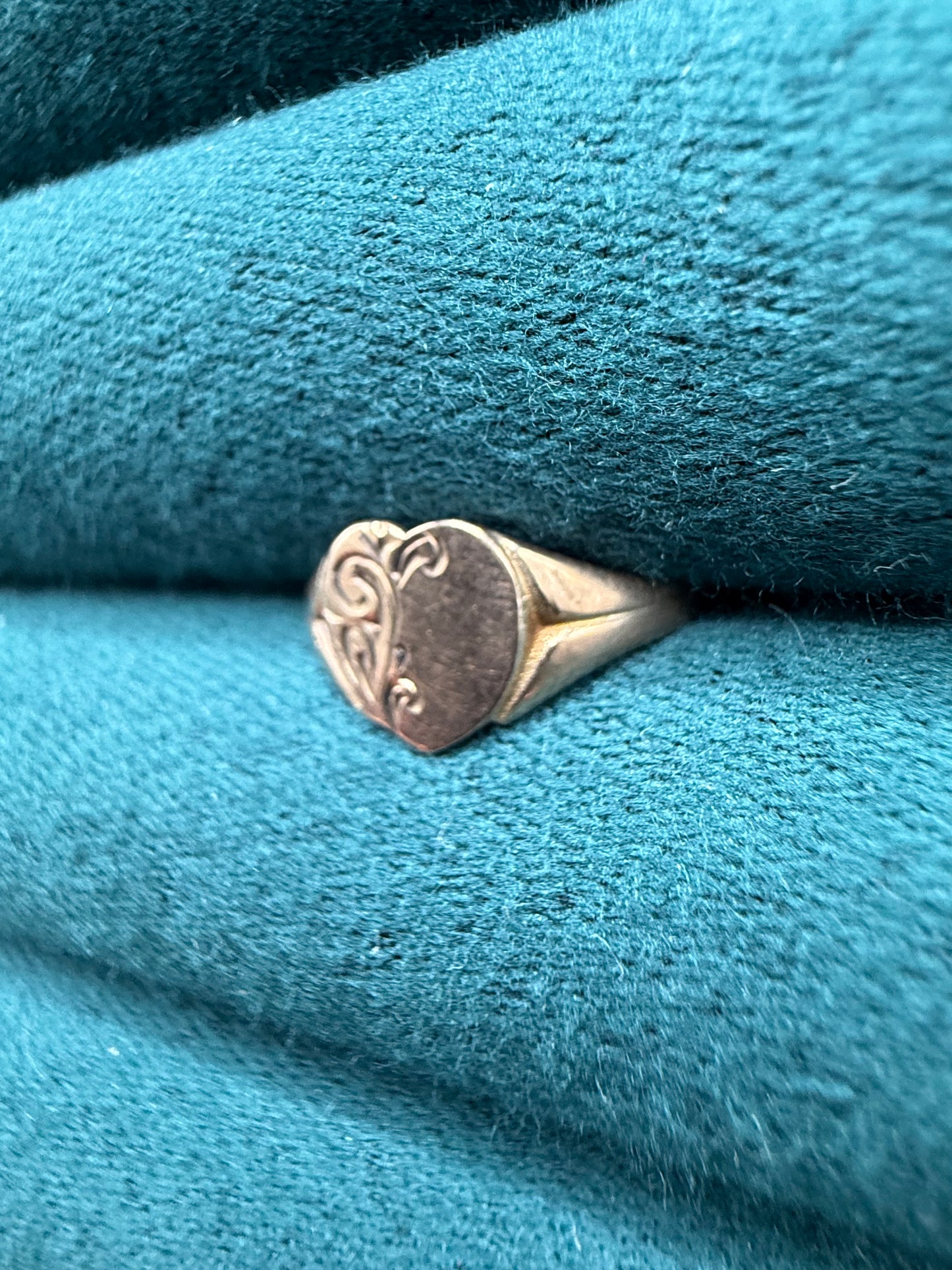 9ct gold heart signet ring