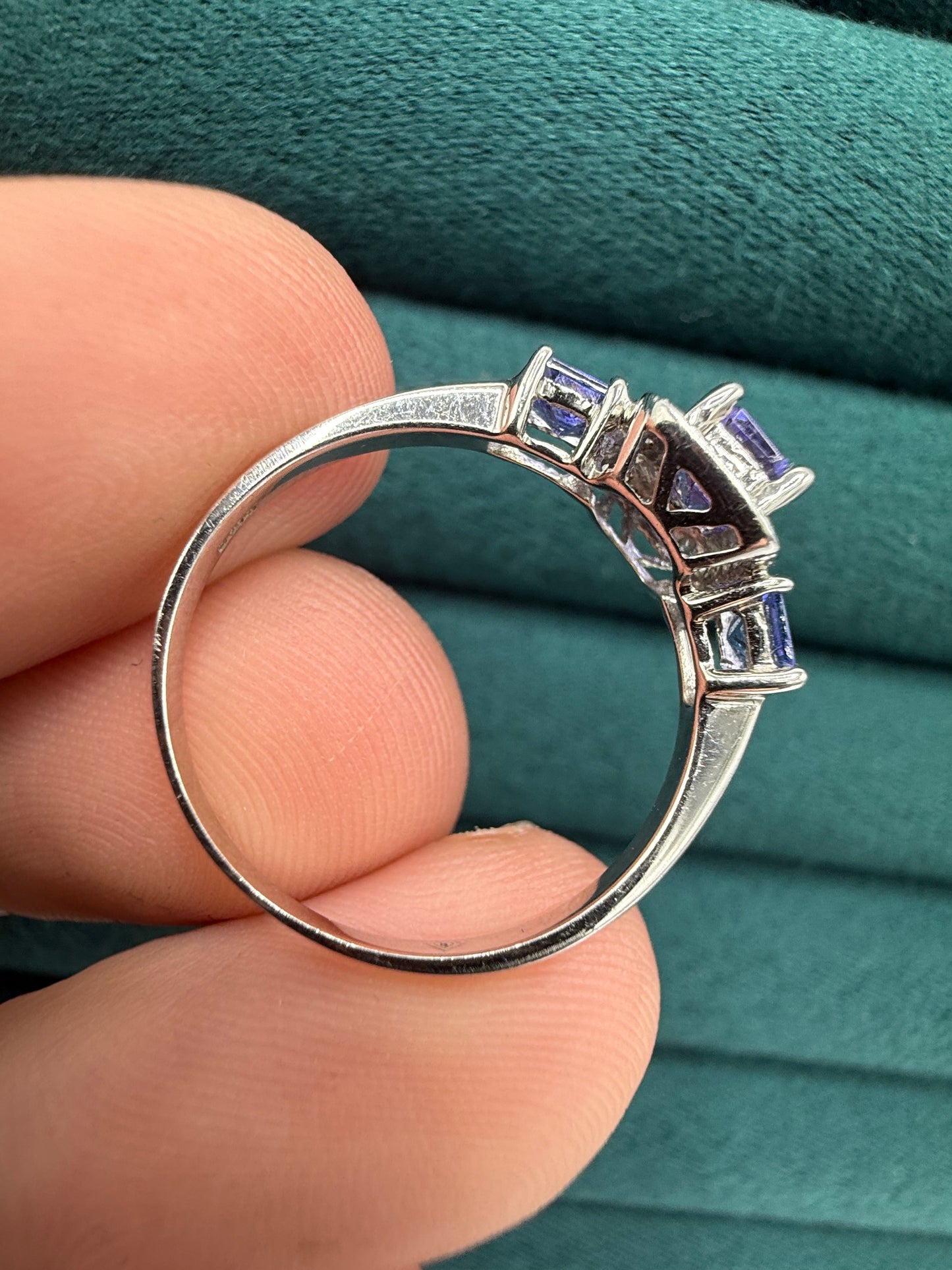 14ct white gold tanzanite and diamond ring